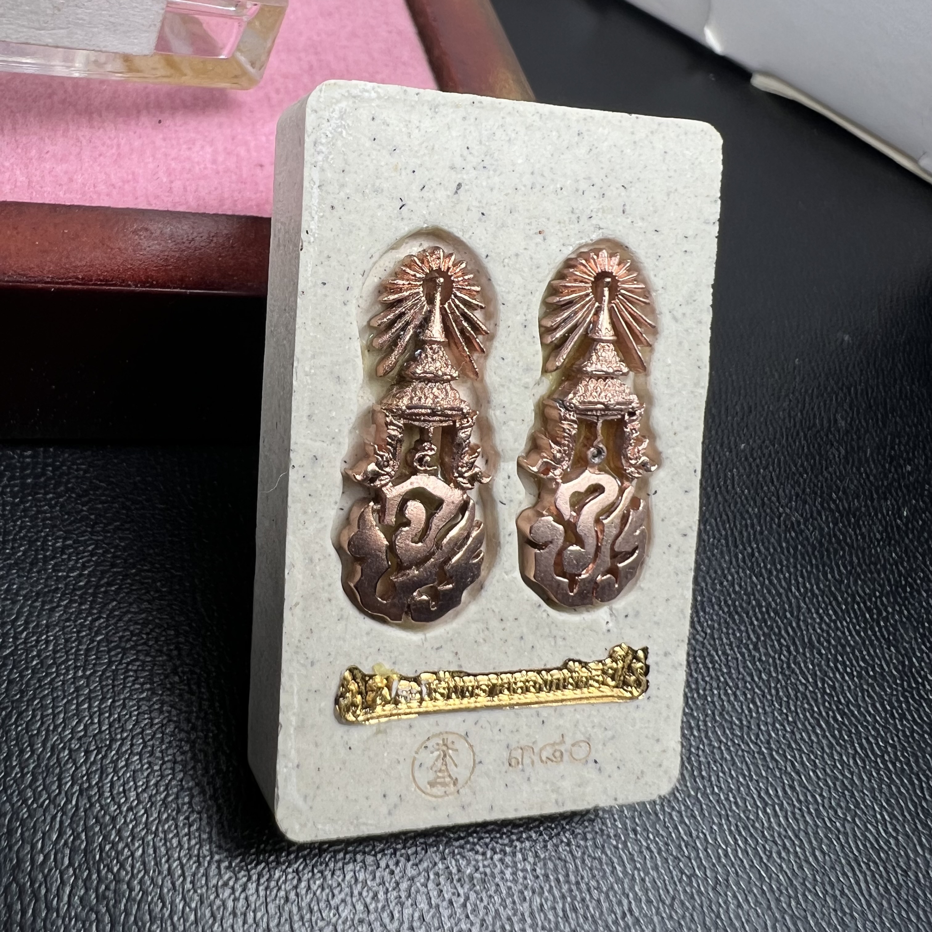 พระนิรันตรายสองกษัตริย์ มหาพุทธานุภาพแห่งแผ่นดิน ปี2552 "พระผู้ปกป้องคุ้มครองจากภัยอันตรายทั้งปวง" พระผงพิมพ์สมเด็จหน้าปัดทอง สีครีมด้านหลังฝังนวโลหะชุบนาก เชิญอักษรพระปรมาภิไธยสองกษัตริย์(จปร.และ วปร.) พร้อมกล่องบรรจุเดิมครบชุด