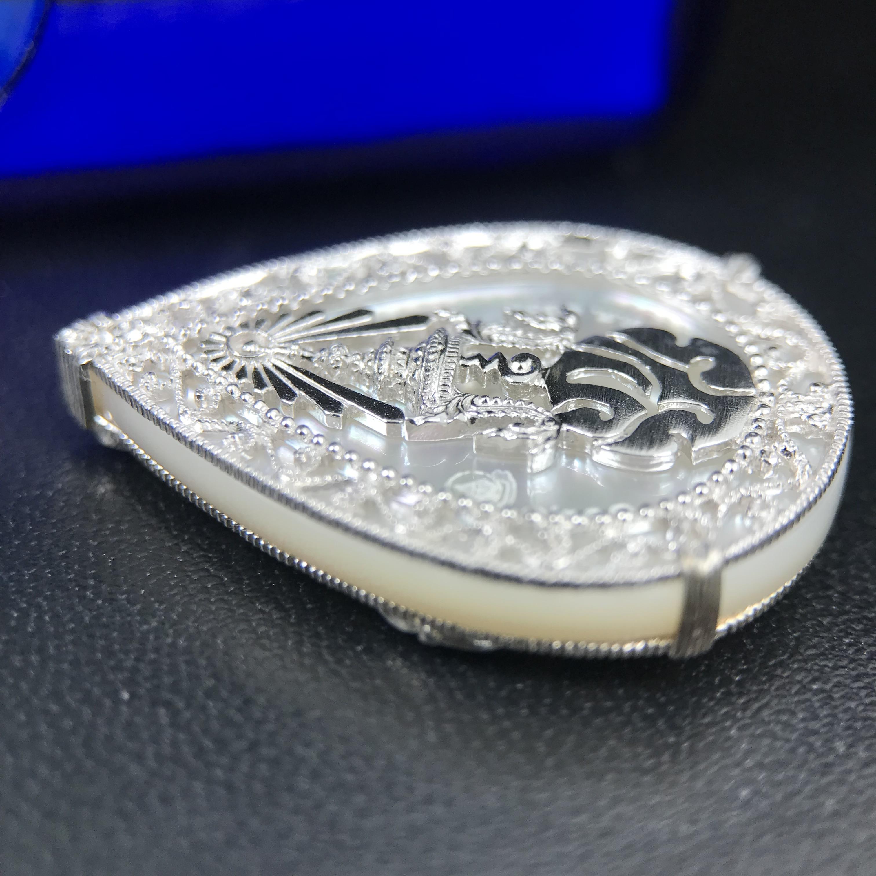 เหรียญพระพุทธชินราช ภปร. โครงการ เพราะแผ่นดินนี้คือแผ่นดินเกิด ปี 2551 รูปหยดน้ำ เนื้อเงินชุบทองคำขาว(ล้อมด้วยกรอบเงินชุบทองคำขาวสลักเสลาเป็นลวดลายละเอียดอ่อน ส่วนพื้นองค์พระเป็นเปลือกหอยมุขสวยงดงาม )(ขนาด 21 x 29 มม.) (สวยงามหายาก)1ใน5000องค์