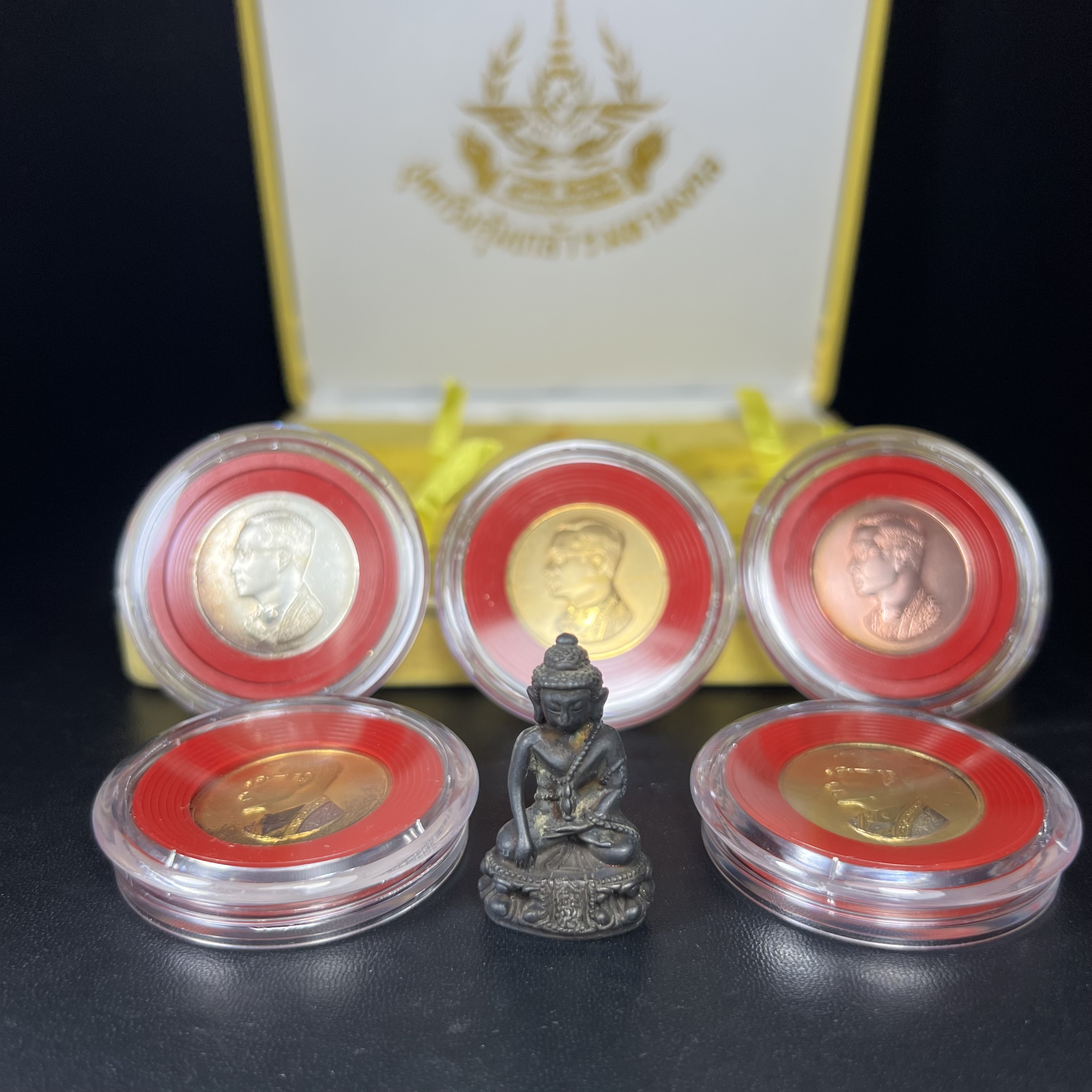 วัตถุมงคลคุ้มเกล้าฯ มหามงคลเฉลิมพระชนมพรรษา 6 รอบ รัชกาลที่ 9 ชุดพิเศษกรรมการ(สุดหายาก) (ในหลวงรัชกาลที่9 ทรงจุดไฟพระฤกษ์และเททอง พิธีใหญ่)ยอดนิยมหายาก