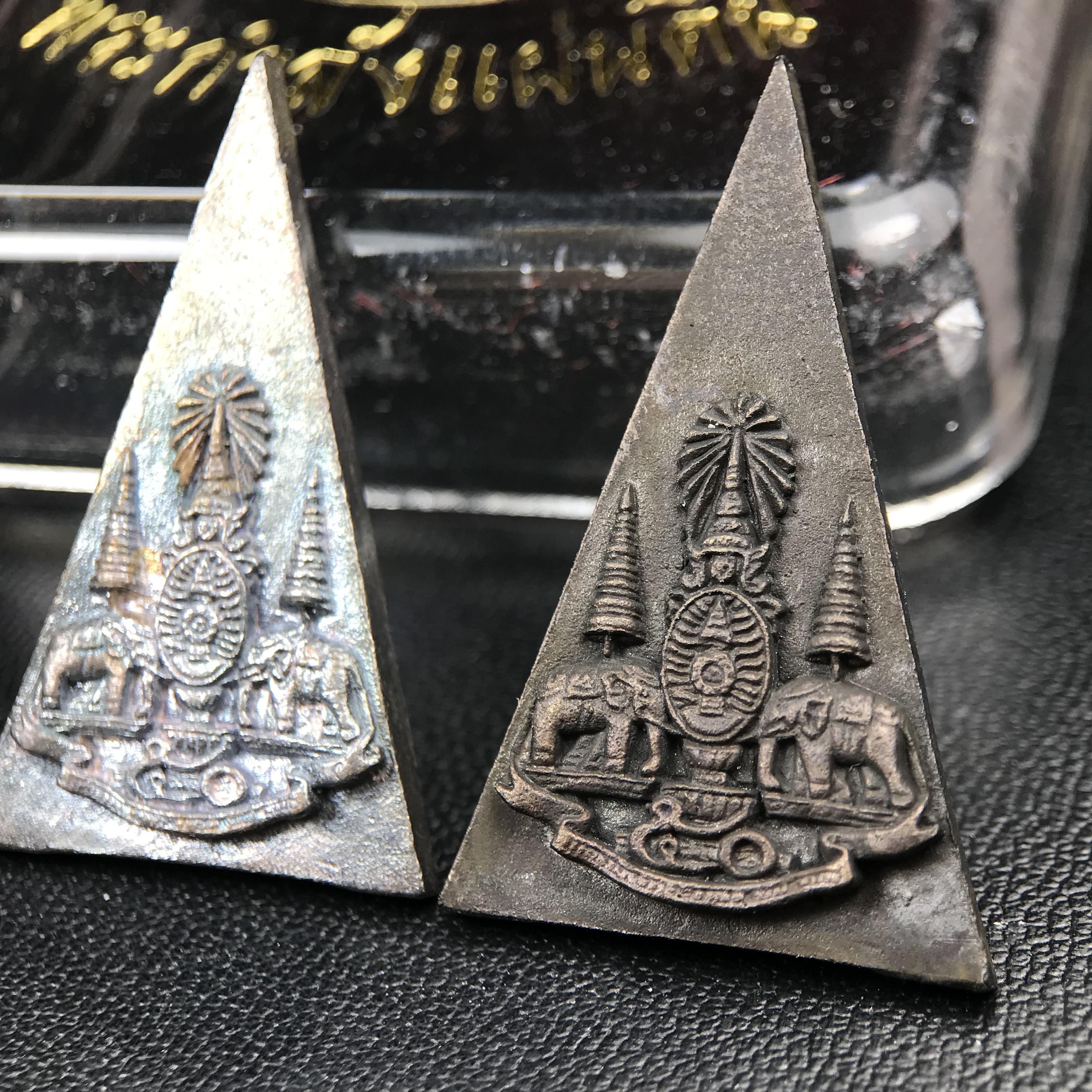 พระกำลังแผ่นดิน (สมเด็จจิตรลดา2) จัดสร้างเฉลิมพระเกียรติ ร.9 ครองราชย์ 50 ปี 2539 เนื้อเงิน(ผิวเดิมกลับดำ รุ้งๆสวย)+เนื้อนวโลหะ(สร้างน้อยหายาก)พร้อมกล่องบรรจุเดิมครบสมบูรณ์(1ใน2539องค์)