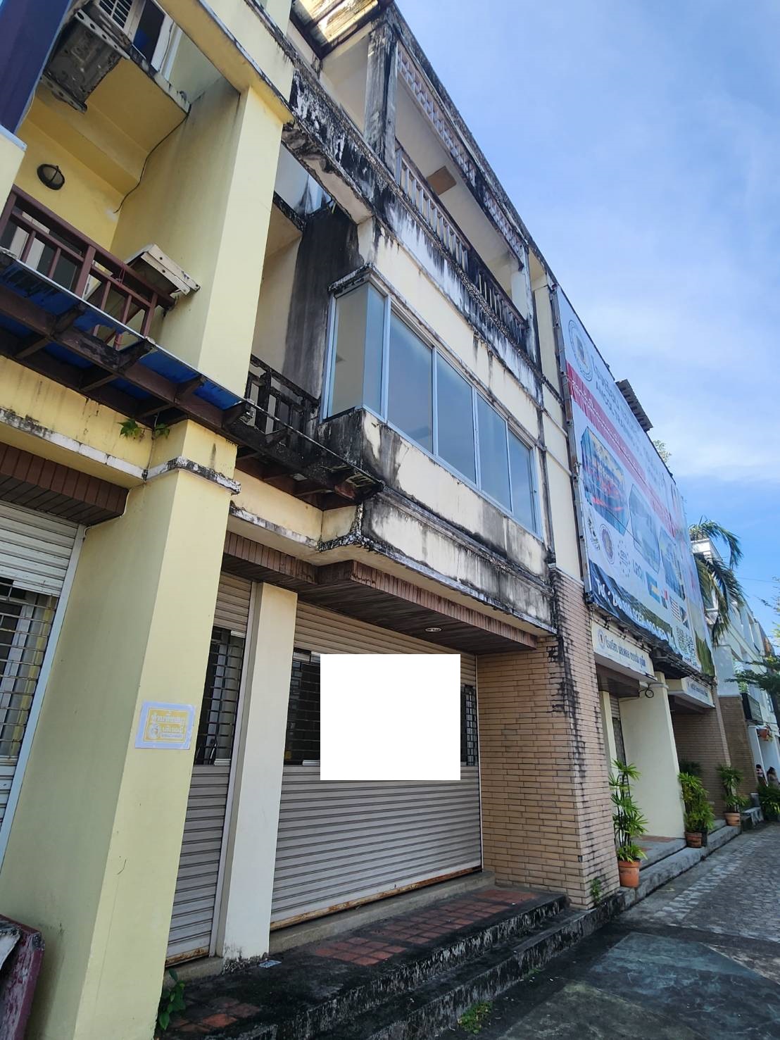 For Rent : Kohkaew, 3-Story commercial buildings, 2 Bedrooms
