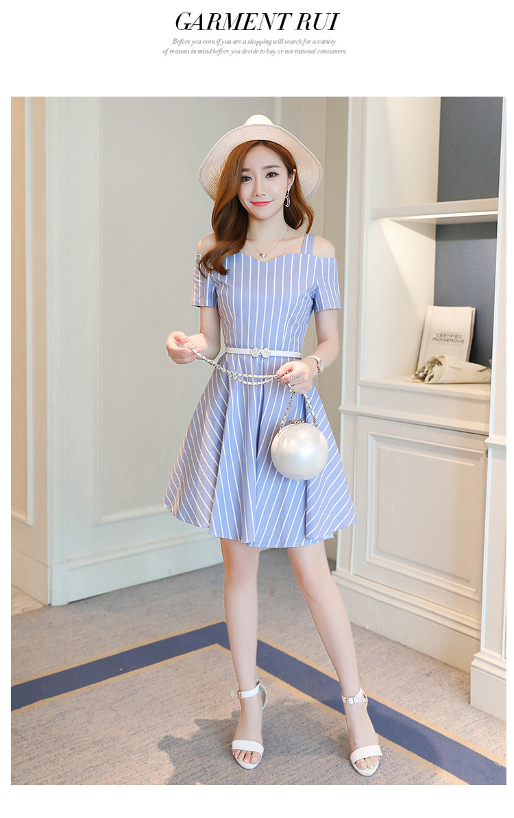 ชุดเดรสสั้นเปิดไหล่สีฟ้าอ่อนลายทางยาวสีขาวพร้อมเข็มขัดสีขาว