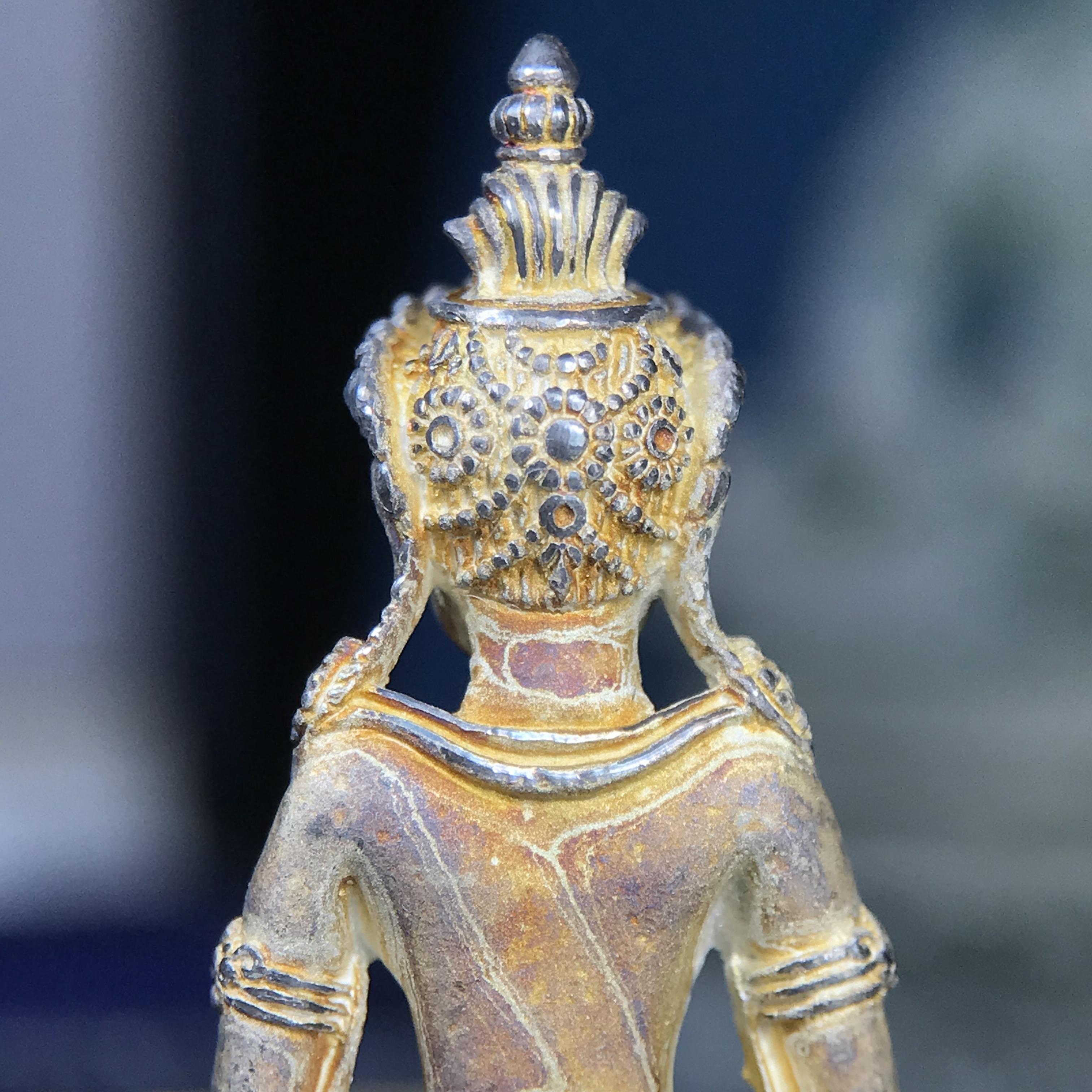 พระกริ่งอวโลกิเตศวร ( เจ้าแม่กวนอิม ) วัดโพธิ์แมนคุณาราม รุ่นอุดมโภคทรัพย์ พ.ศ.2539 เนื้อเงินพ่นทราย(ผิวเดิม ขึ้นสีรุ้งธรรมชาติ แบบนิยม เสน่ห์ของพระเนื้อเงิน) (พร้อมกล่องบรรจุการ์ดใบรับรองเดิมครบ)(อีกหนึ่งรุ่นยอดนิยม พุทธศิลป์สวยงดงาม)หายาก 1 ใน 5000 องค์