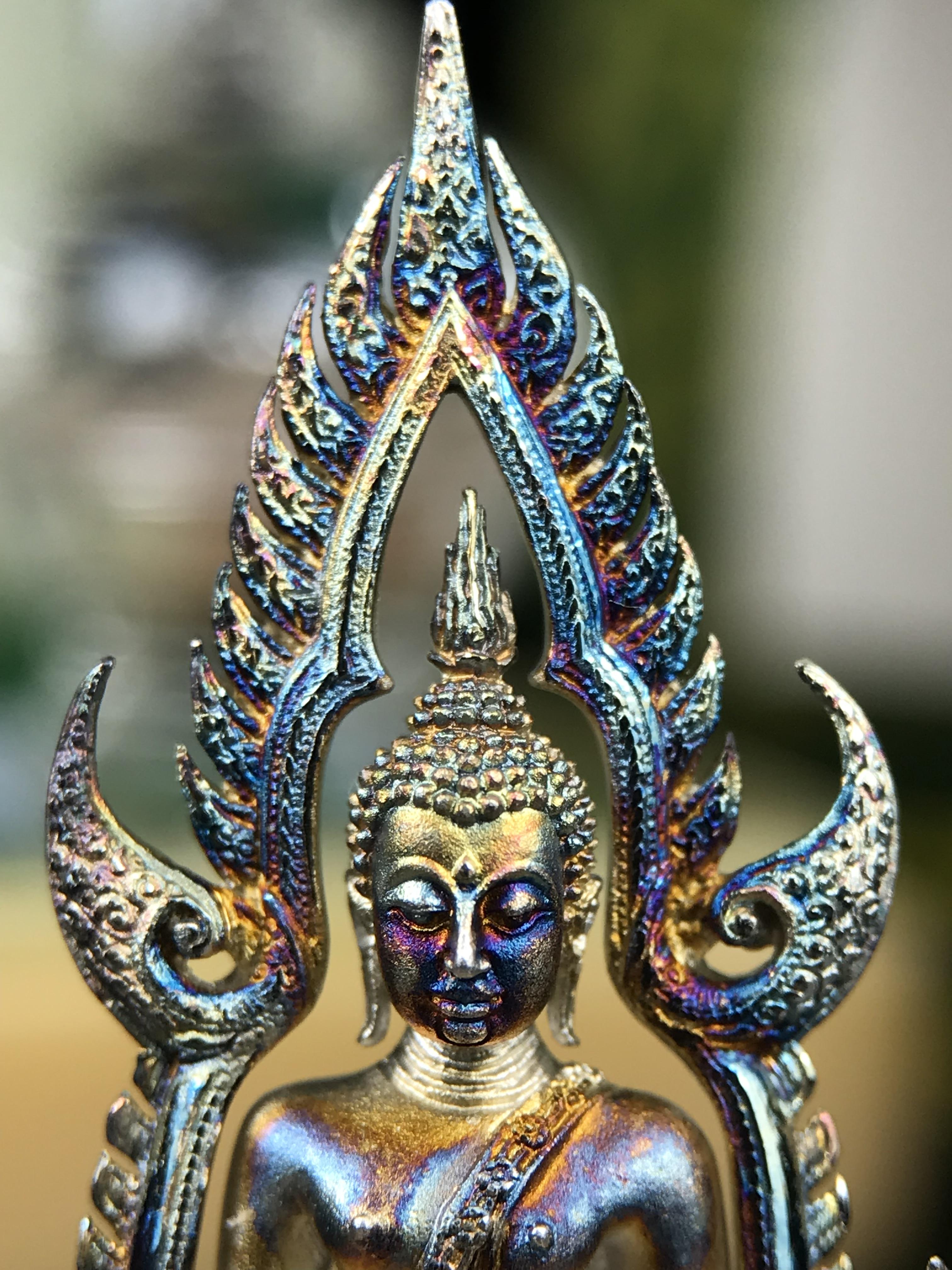 พระพุทธชินราช ภปร. 84 พรรษา ปี 2554 พิมพ์กลางขนาดหน้าตัก 1/2 นิ้ว(สูง 3.8 ซม.) เนื้อเงินชุบทองคำขาว(สภาพผิวเดิมสวย ขึ้นสีรุ้งธรรมชาติ แบบนิยม สวยมาก) (พระราชทานมวลสาร จิตรลดาและเส้นพระเจ้า(เส้นผม)รัชกาลที่9)พุทธศิลป์ทรงคุณค่าอีกหนึ่งรุ่นยอดนิยม