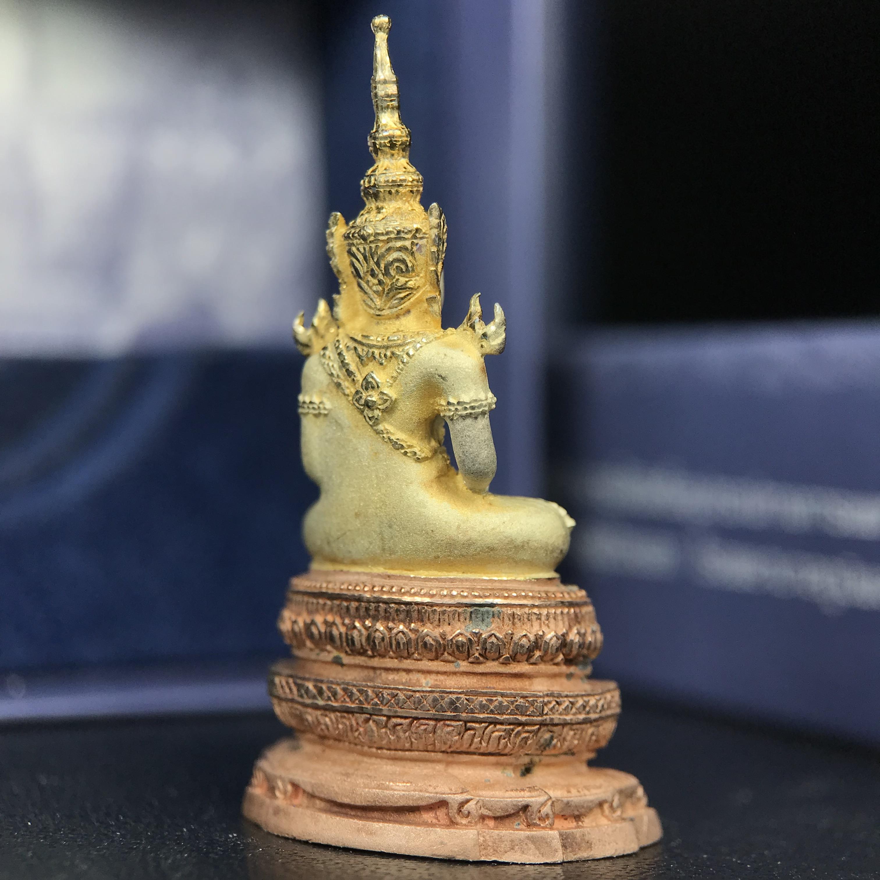 พระแก้วมรกต ภปร. ปี 2547 จัดสร้างโดยโรงพยาบาลภูมิพลอดุลยเดช เนื้อเงิน(3 กษัตริย์) ลอยองค์ หน้าตัก 1/2 นิ้ว สูง 3.7 ซม.พิธีมหามังคาภิเษก ณ พระอุโบสถวัดพระศรีรัตนศาสดาราม(วัดพระแก้ว) งดงามทรงคุณค่าอีกหนึ่งรุ่นยอดนิยม หายาก(องค์หมายเลข ๒๑๒๒)