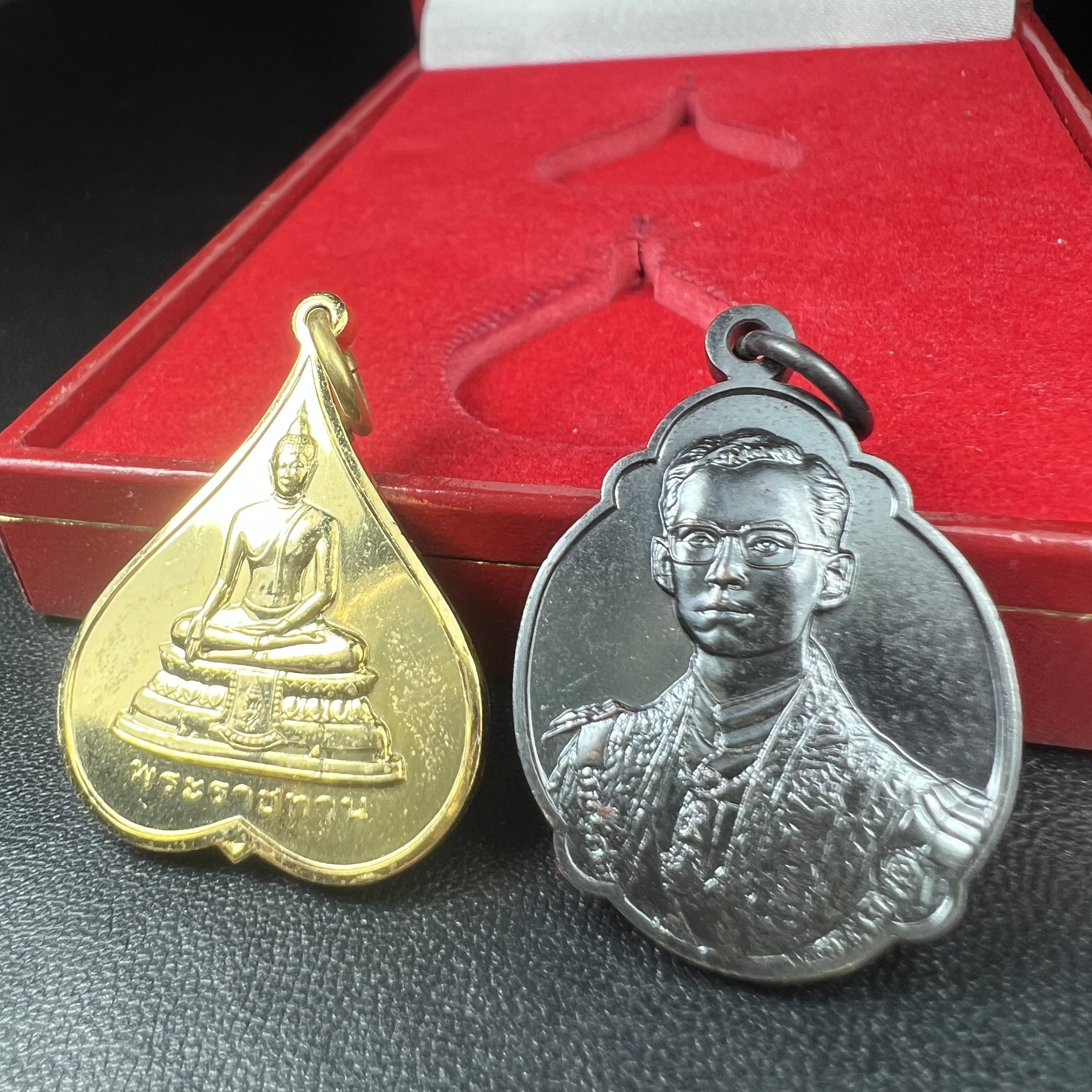 เหรียญพระราชทาน มูลนิธิ พอ.สว. ปี2541 (1ชุด มี 2 เหรียญ สภาพสวยมาก(กล่องเดิม))