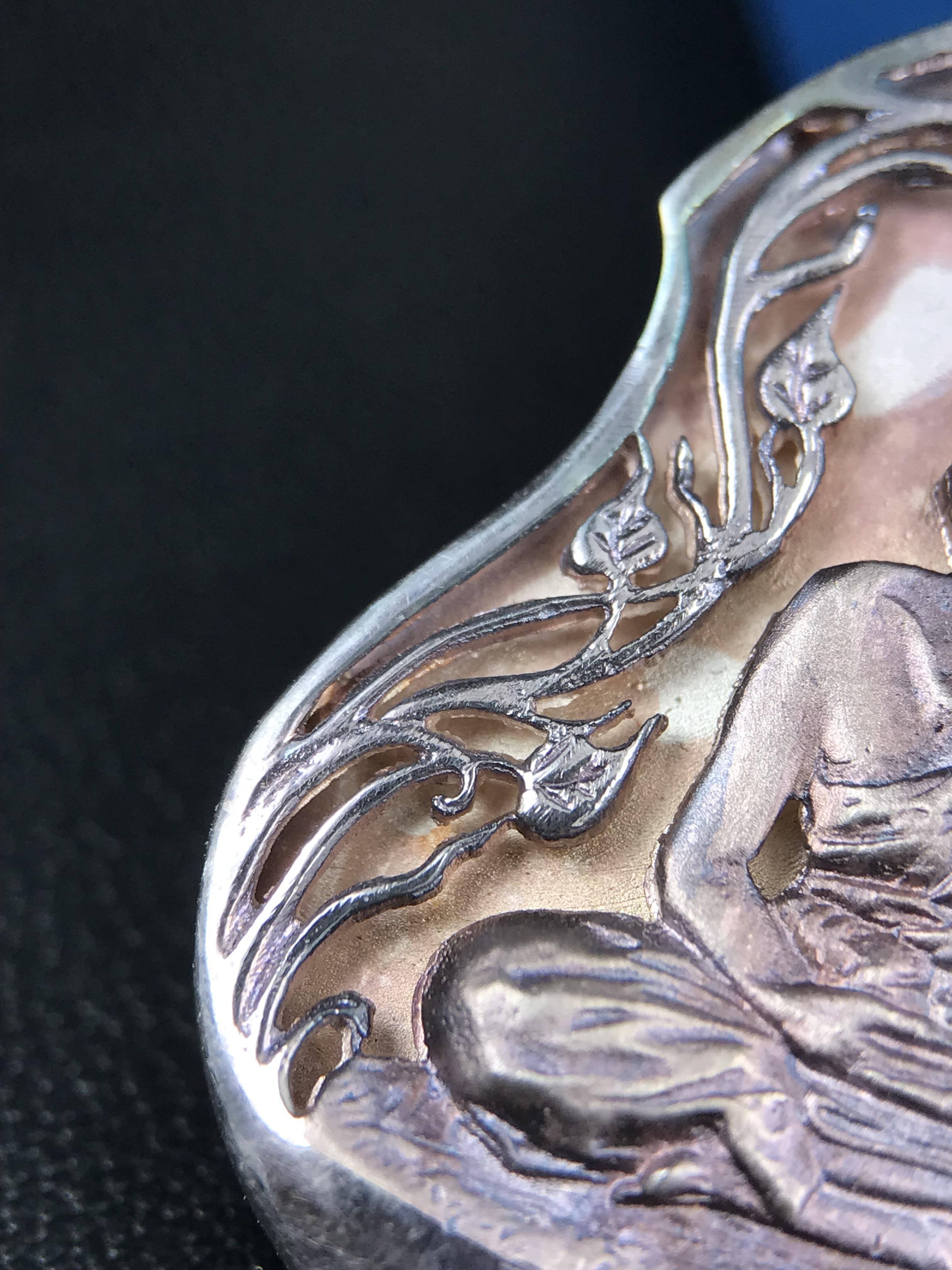 เหรียญหลวงปู่ทวด พระนามาภิไธย สก. แบบงานฉลุโบราณ(HAND MADE) ปี 2544 เนื้อเงิน(ผิวเดิมขึ้นสีรุ้งออกม่วงธรรมชาติสวยมาก) พิธีปลุกเสก ณ อุโบสถวัดช้างให้ และ พิธีมังคลาภิเษก ณ พระอุโบสถ วัดพระศรีรัตนศาสดาราม(วัดพระแก้ว) (1 ใน 2000 เหรียญ)พบเจอน้อยหายากมาก