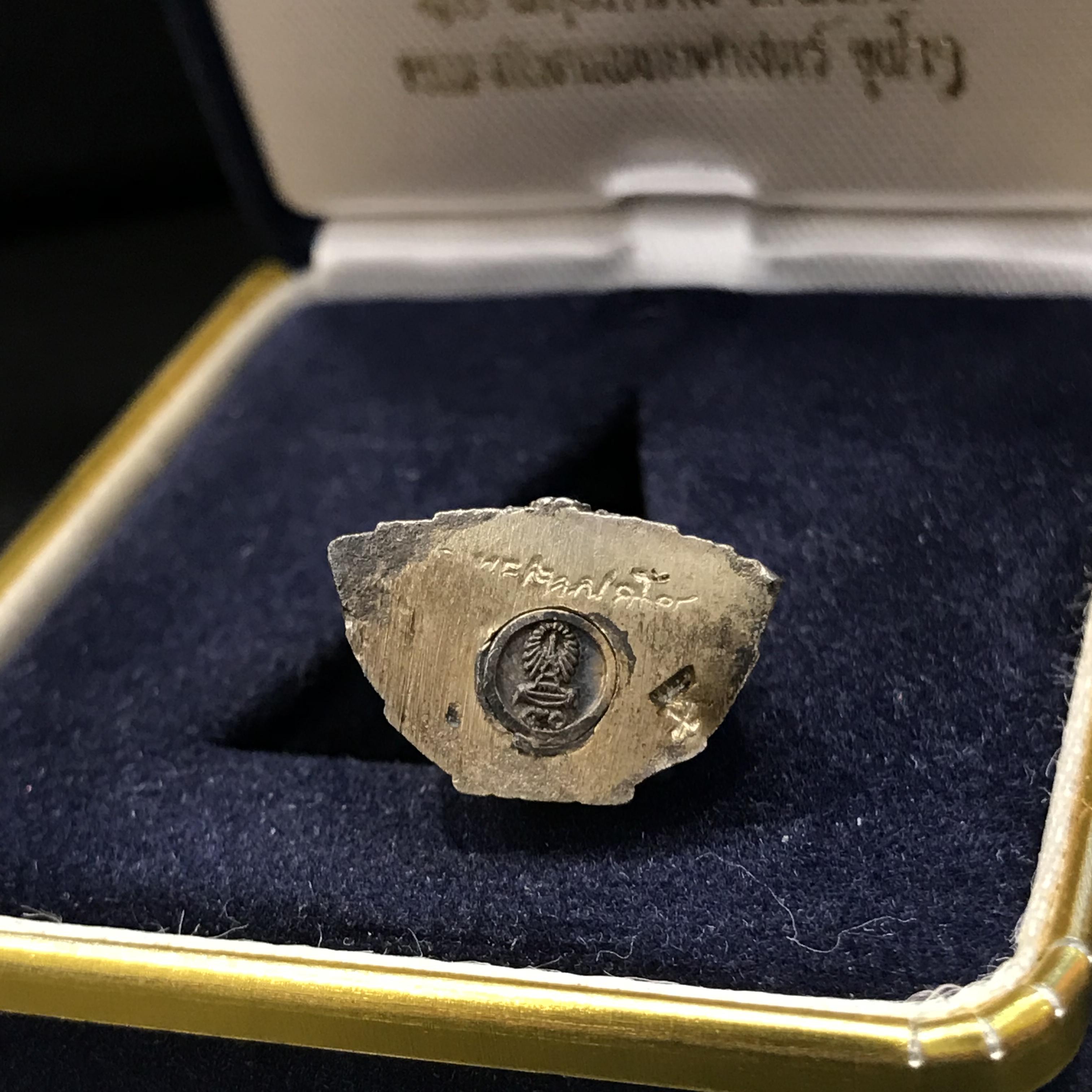 พระกริ่งพระพุทธชินสีห์ ภปร ทันโตเสฏโฐ ปี 2533 เนื้อเงิน (วัตถุมงคลหนึ่งเดียวที่บรรจุพระทนต์(ฟัน)ในหลวงรัชกาลที่9 พระราชทานให้จัดสร้าง)(1ใน1999องค์)