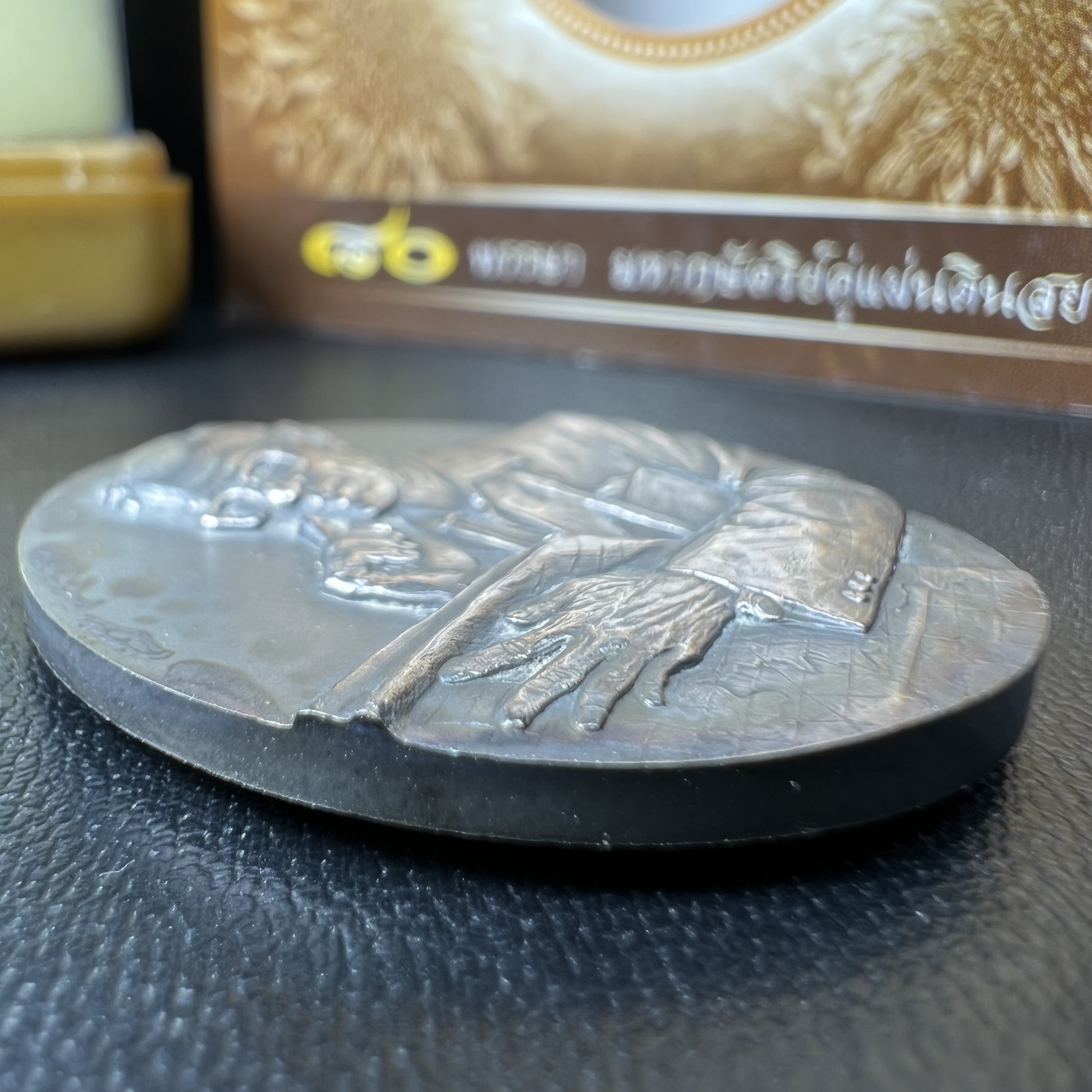 เหรียญรูปหล่อพระบาทสมเด็จพระเจ้าอยู่หัว ในหลวงทรงงาน “รุ่นเย็นศิระเพราะพระบริบาล 80พรรษา มหากษัตริย์คู่แผ่นดินสยาม” พ.ศ.2550 เนื้อเงินรมดำ(ขนาด 27*35 มม.) พร้อมกล่องบรรจุเดิมครบ