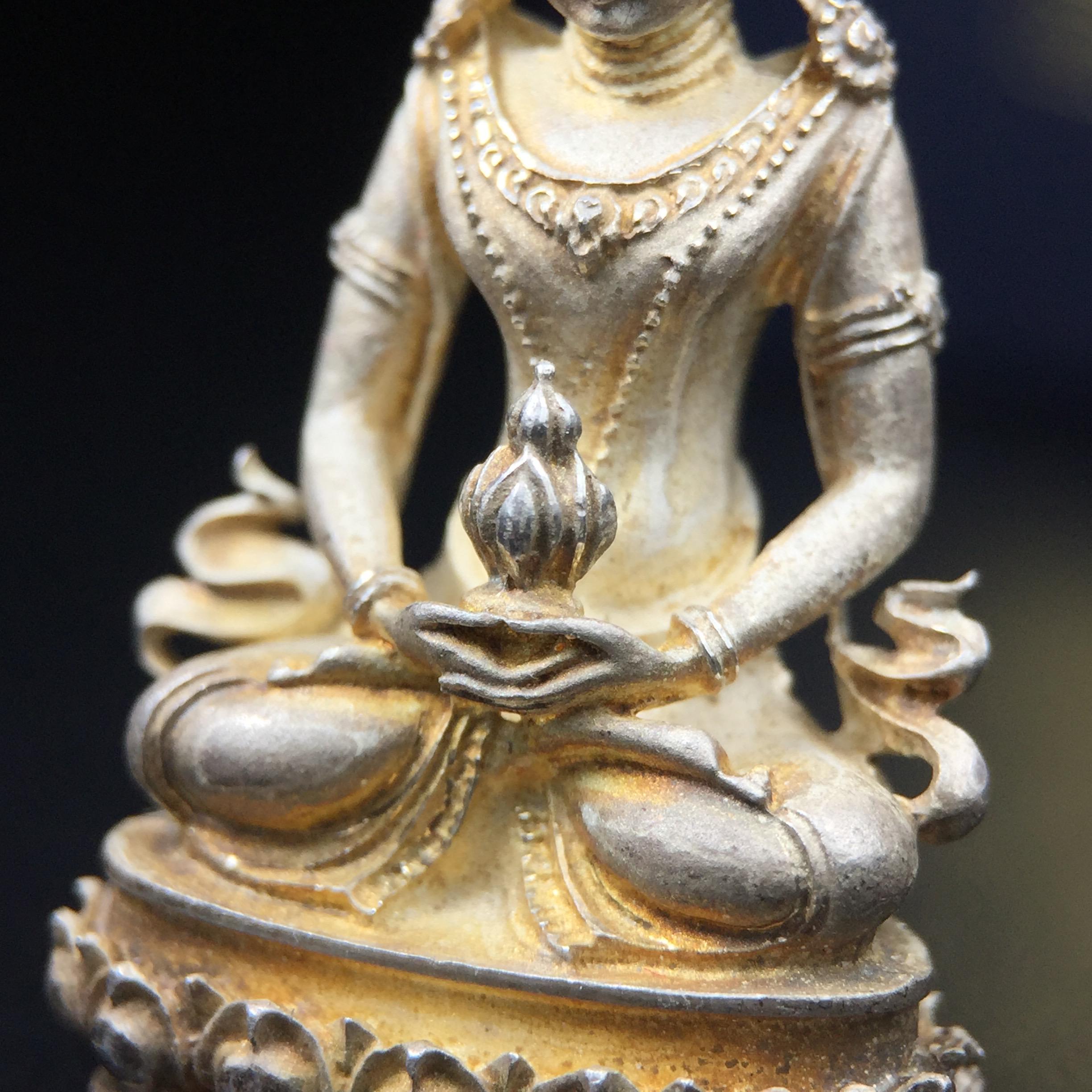 พระกริ่งอวโลกิเตศวร ( เจ้าแม่กวนอิม ) วัดโพธิ์แมนคุณาราม เนื้อเงิน พ่นทราย(ผิวเดิม ขึ้นสีรุ้งธรรมชาติ แบบนิยม เสน่ห์ของพระเนื้อเงิน) รุ่นอุดมโภคทรัพย์ พ.ศ.2539(อีกหนึ่งรุ่นยอดนิยม พุทธศิลป์สวยงดงาม)