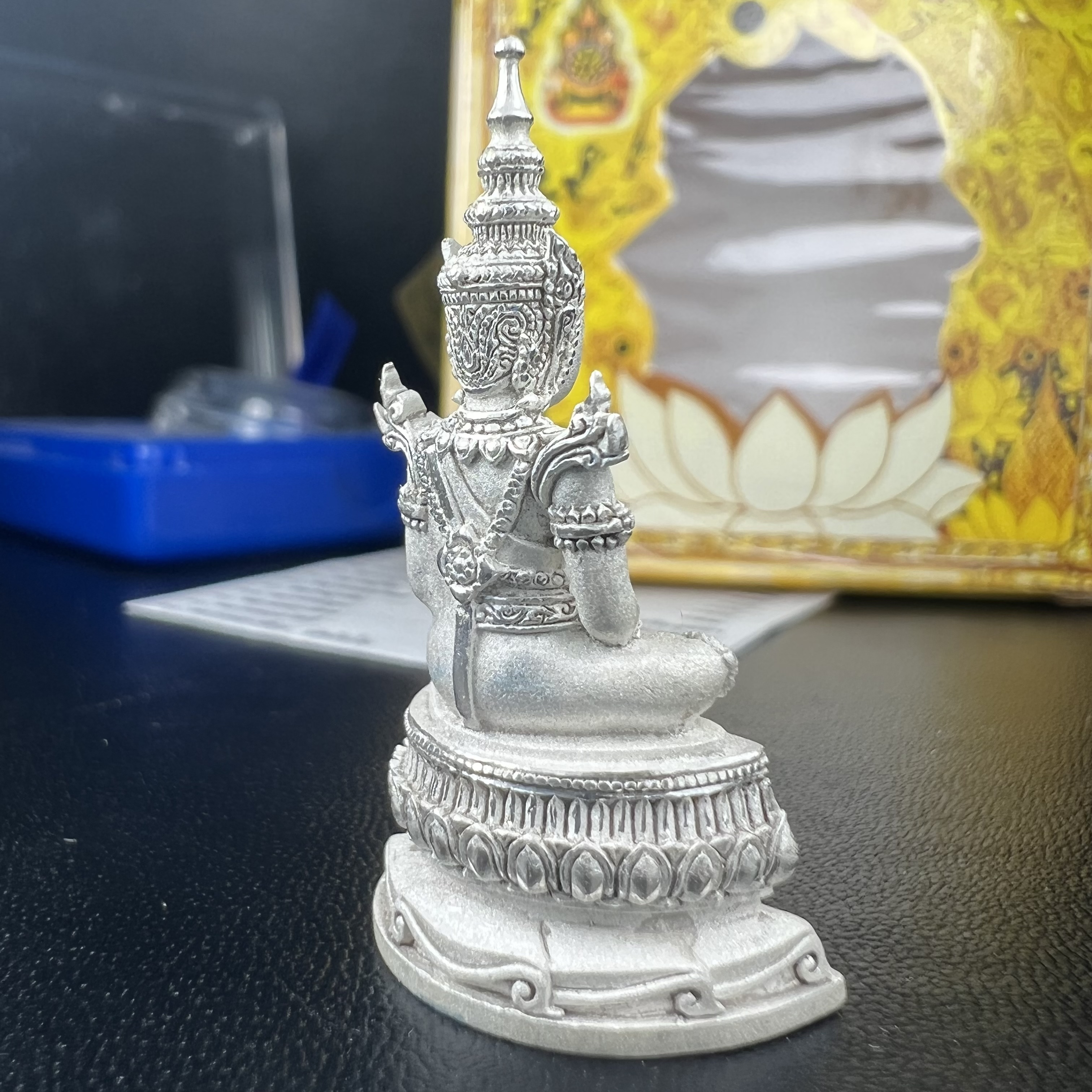 พระแก้วมรกต(จำลอง)ลอยองค์ ขนาดหน้าตัก 1/2 นิ้ว ทรงเครื่องฤดูร้อน เนื้อเงิน ตราสัญลักษณ์ฉลองสิริราชสมบัติ ครบ 60 ปี พ.ศ.2549(สภาพสวย ครบ สมบูรณ์))