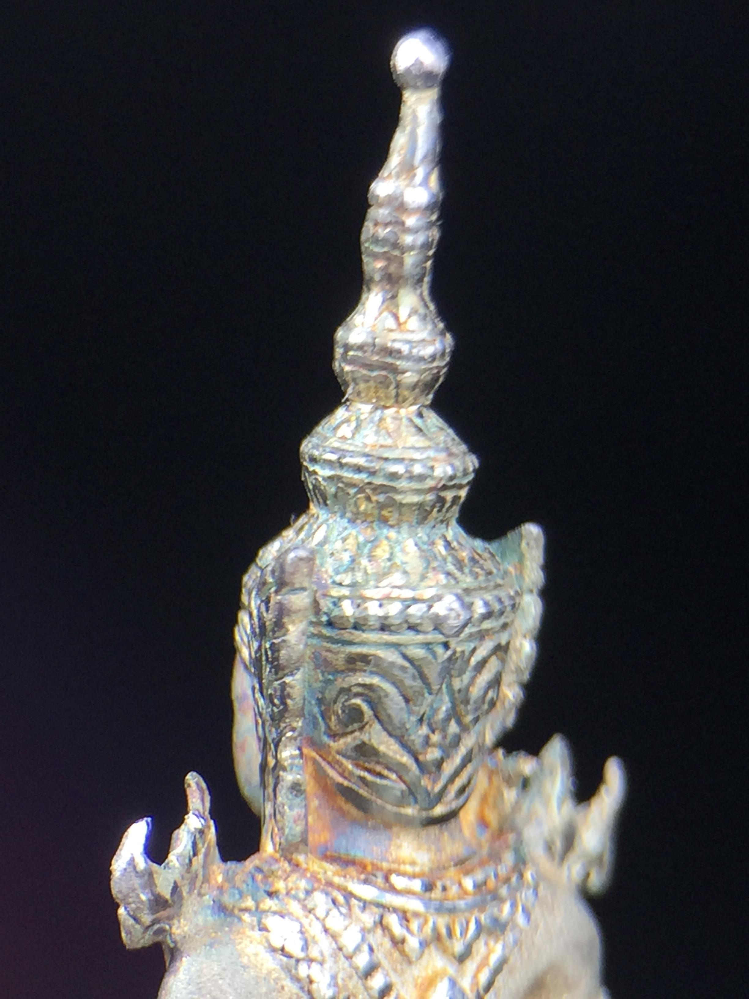 พระแก้วมรกต ภปร. ปี2547 จัดสร้างโดย รพ.ภูมิพลฯ ลอยองค์ หน้าตัก 1/2 นิ้ว เนื้อเงิน(สภาพผิวเดิมขึ้นสีรุ้งธรรมชาติ แบบนิยม สวยมากๆเสน่ห์พระเนื้อเงิน สีสันที่ธรรมชาติสรรค์สร้าง) งดงามทรงคุณค่าอีกหนึ่งรุ่นยอดนิยม หายาก(1ใน3000องค์)