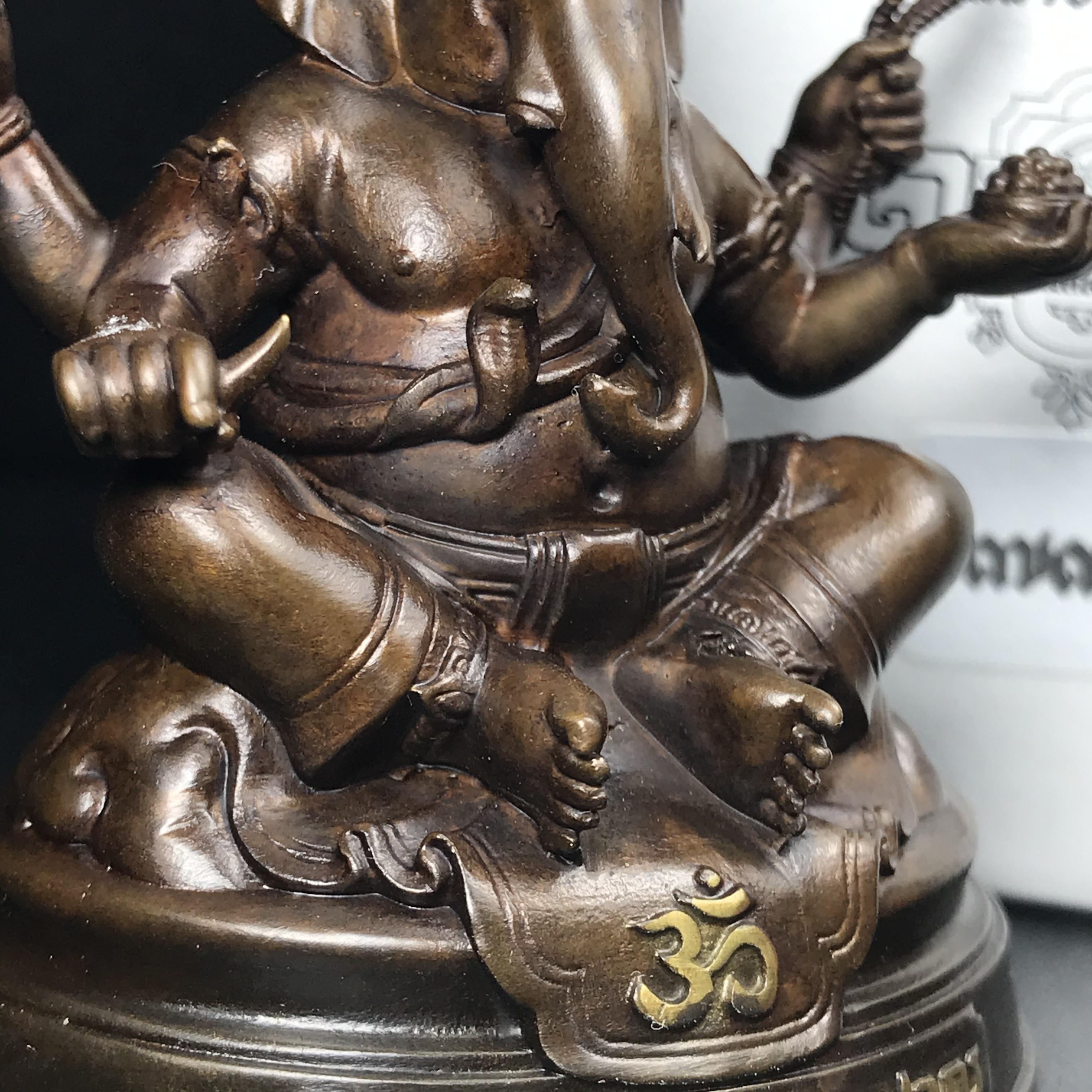 พระพิฆเนศวร รุ่น 108 แห่งการสถาปนากรมศิลปากร ปี 2562 ขนาดบูชาหน้าตัก 1.5 นิ้ว เนื้อทองเหลืองรมดำ (พิธีใหญ่ มวลสารดี)(เลขนัมเบอร์ 779)1 ใน 1999 องค์