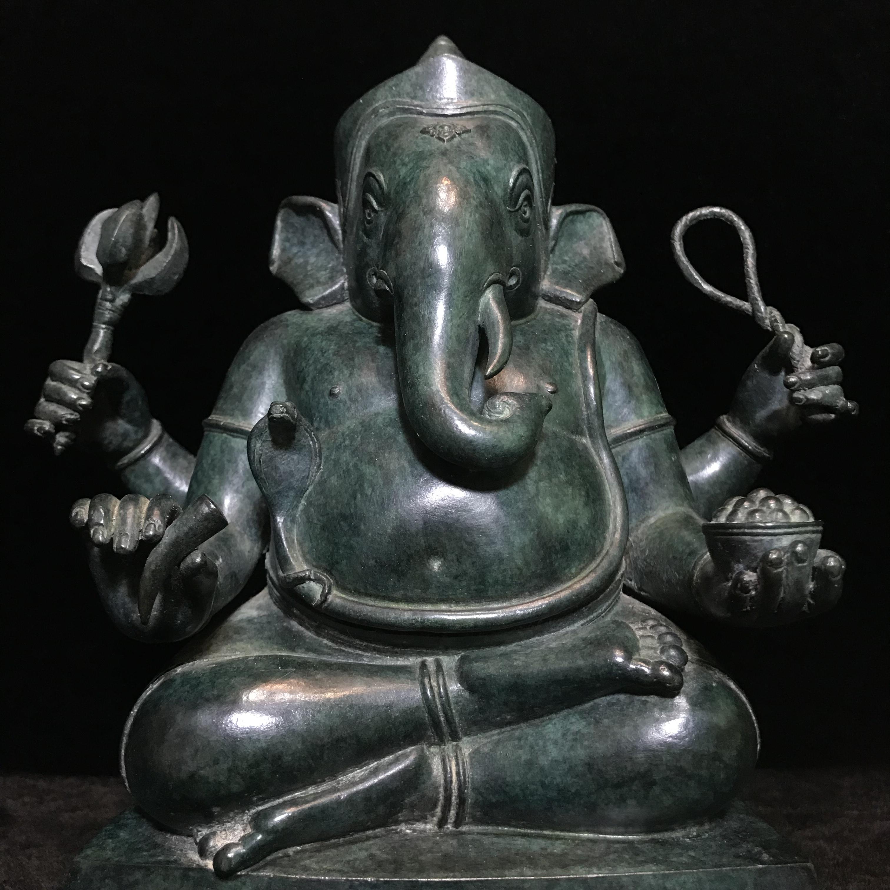 พระพิฆเนศครบรอบ55ปี คณะจิตรกรรม ม.ศิลปากร ปี 2540 เนื้อสำริด สนิมเขียว พาติน่า (Patinas) ขนาด 5x9 นิ้ว เป็นพระพิฆเนศที่งดงามทางด้านศิลปะมาก