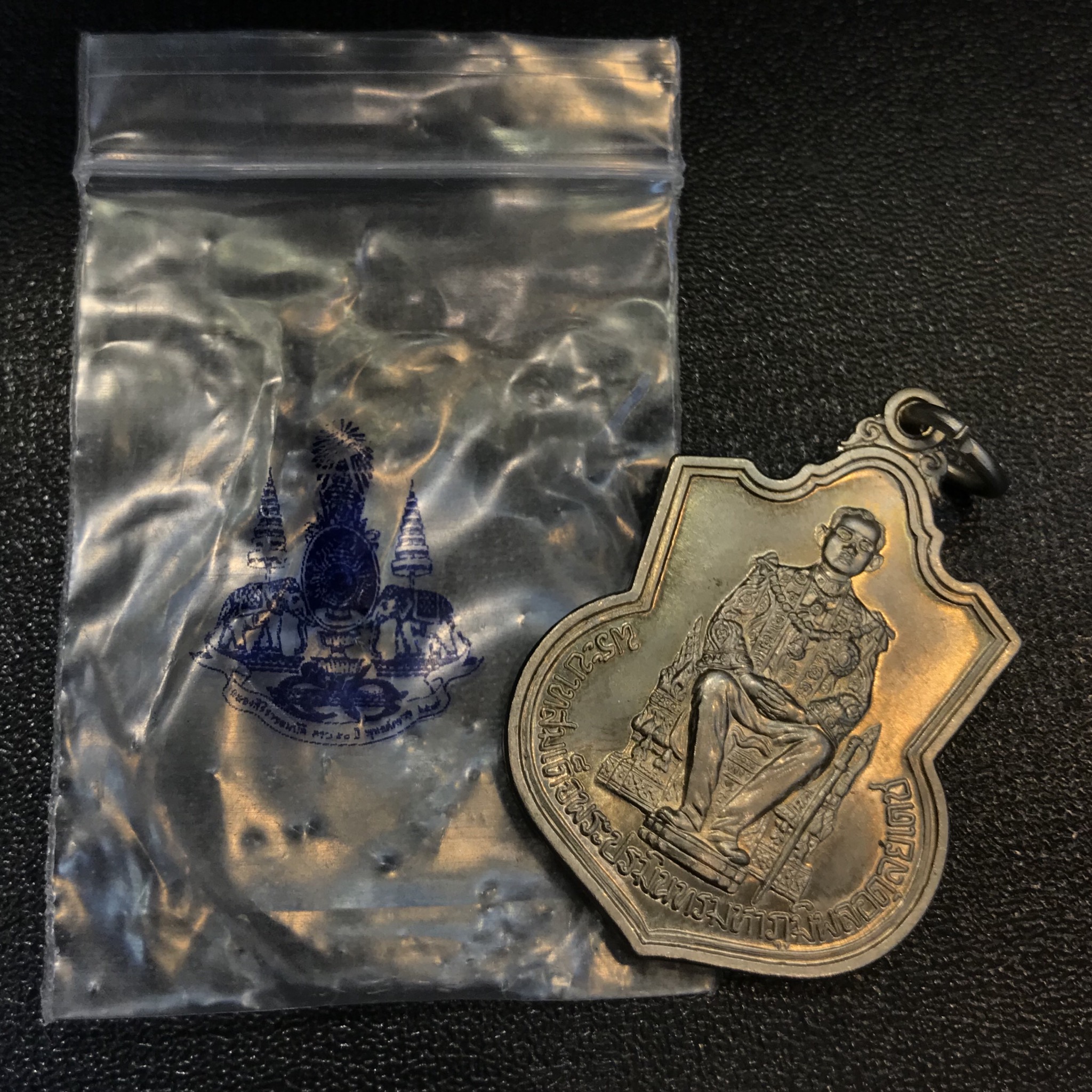 เหรียญพระบาทสมเด็จพระเจ้าอยู่หัว รัชกาลที่9 ประทับนั่งบัลลังก์ กระทรวงมหาดไทยจัดสร้าง ปี2539 เนื้ออัลปาก้า(บล็อกนิยม)สวยคมชัดผิวน้ำทอง