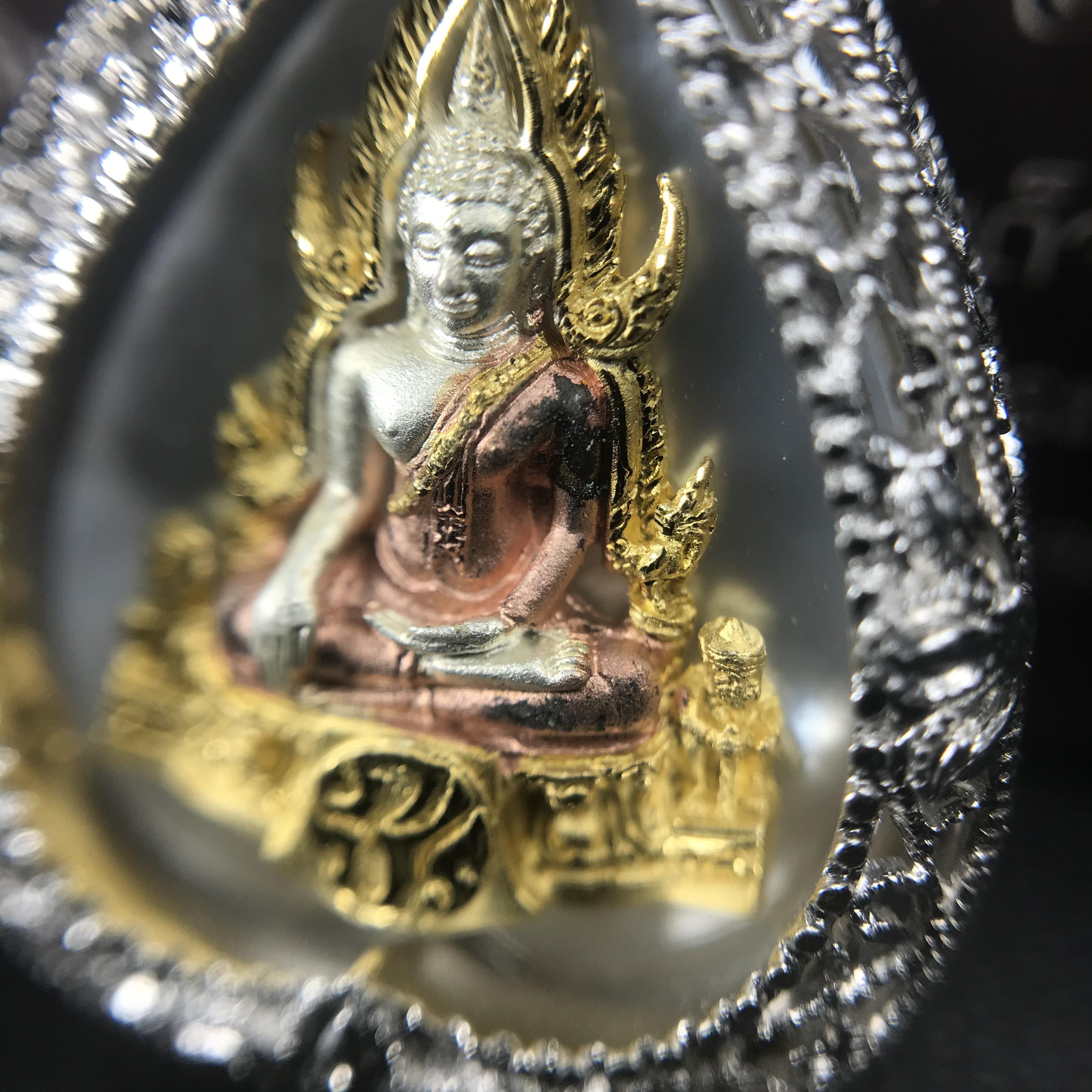 พระพุทธชินราช ภปร. โครงการ "เพราะแผ่นดินนี้ คือ แผ่นดินเกิด" ปี2548(รุ่นแรก) เหรียญทรงใบโพธิ์ ขนาด 21 x 29 มม. เนื้อเงินสามกษัตริย์ องค์พระชุบสามกษัตริย์ ล้อมด้วยกรอบเงินชุบทองคำขาวสลักเสลาเป็นลวดลายละเอียดอ่อน ส่วนพื้นองค์พระเป็นเปลือกหอยมุข