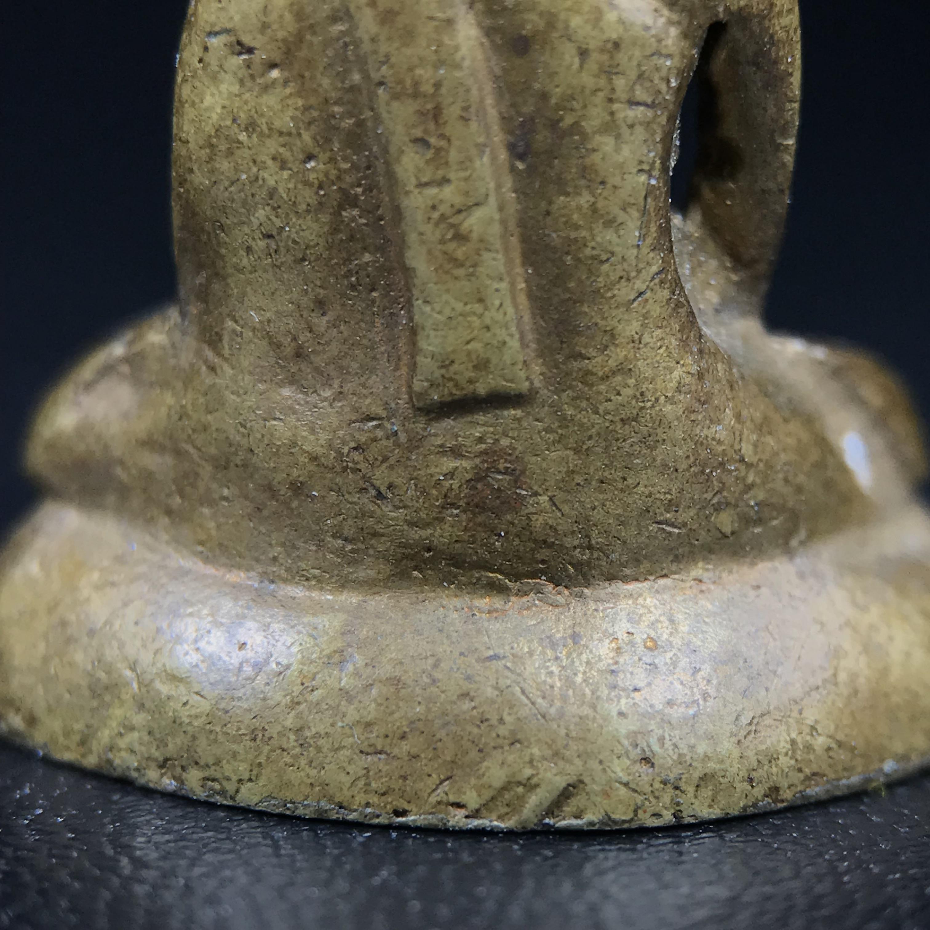 พระกริ่งฝีพระหัตถ์สมเด็จย่า ขนาดห้อยบูชาขนาดเล็ก จัดสร้างขึ้นเนื่องในวาระครบ 6 รอบ เมื่อวันที่21 ตุลาคม พ.ศ.2515(ในหลวงรัชกาลที่ 9 เสด็จพระราชดำเนินทรงเททอง)ปลุกเสกยิ่งใหญ่ เกจิ 108 รูป ร่วมปลุกเสก คัดสภาพสวยแบบนี้พบเจอน้อยมาก หมายเลขต้นๆหลักร้อย หายากมาก