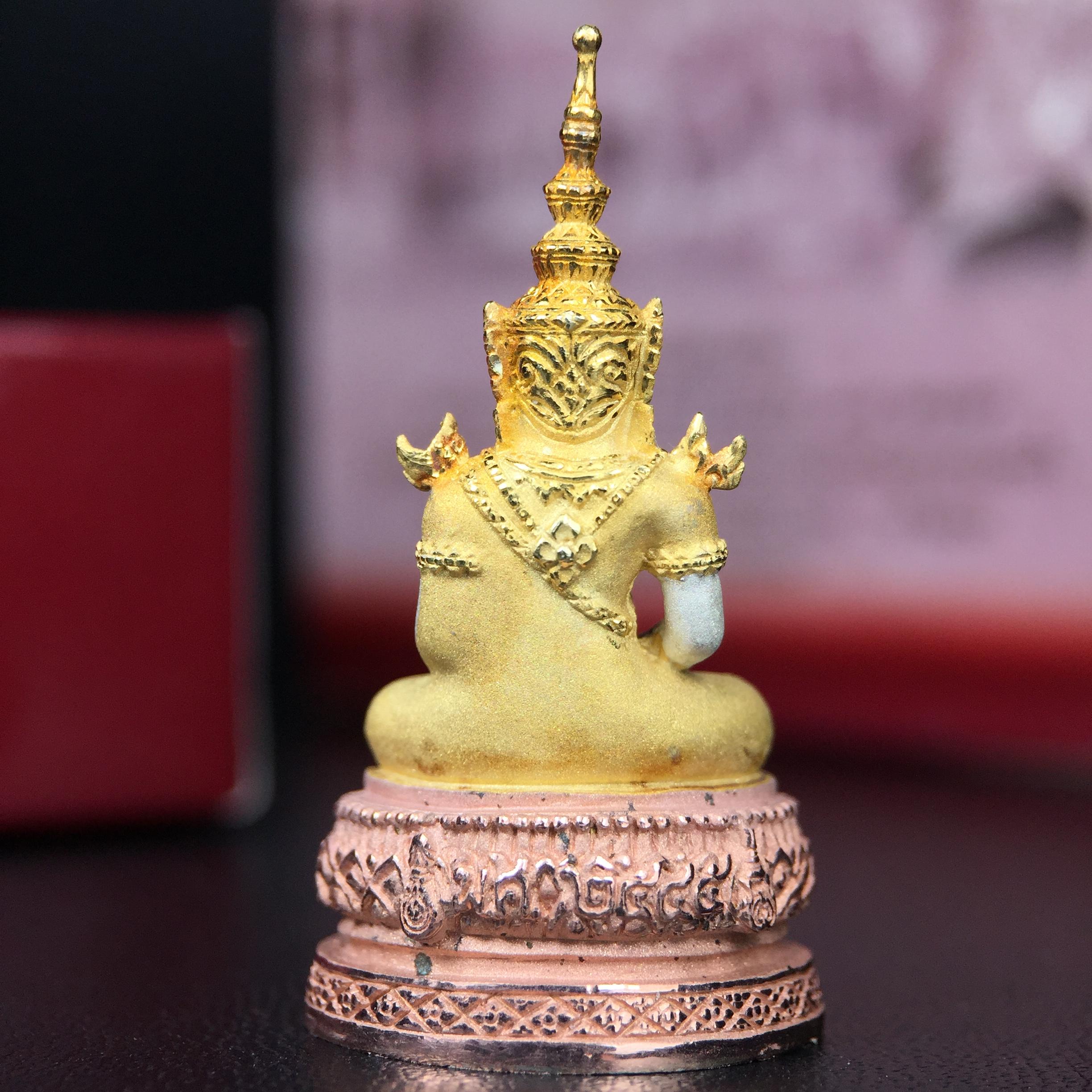 พระแก้วมรกต ภปร.(รุ่นแรก) ปี2545 รุ่นฉลองกรุงรัตนโกสินทร์ครบ 220 ปี พิมพ์ลอยองค์ใหญ่ เนื้อเงินบริสุทธิ์ 92.5% (สามกษัตริย์) ขนาด 19*35 มม. พร้อมกล่องบรรจุดิม สวยครบสมบูรณ์