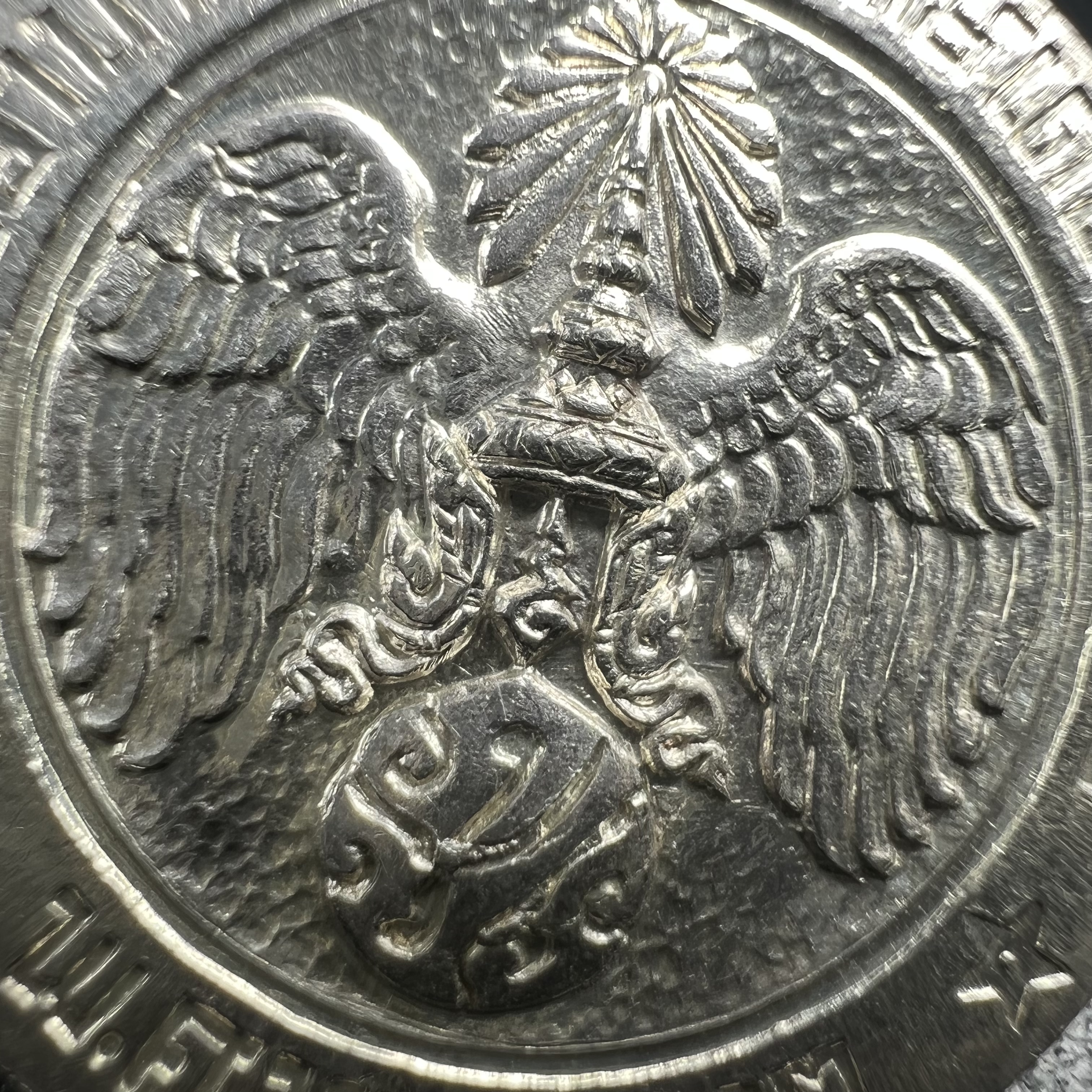 เหรียญพระบรมรูปคุ้มเกล้า รพ.ภูมิพล ปี2522 เนื้อเงิน พิมพ์ใหญ่ คัดสภาพสวยพร้อมซองบรรจุเดิม(ในหลวงรัชกาลที่9 ทรงจุดไฟพระฤกษ์และเททอง พิธีใหญ่)ยอดนิยม