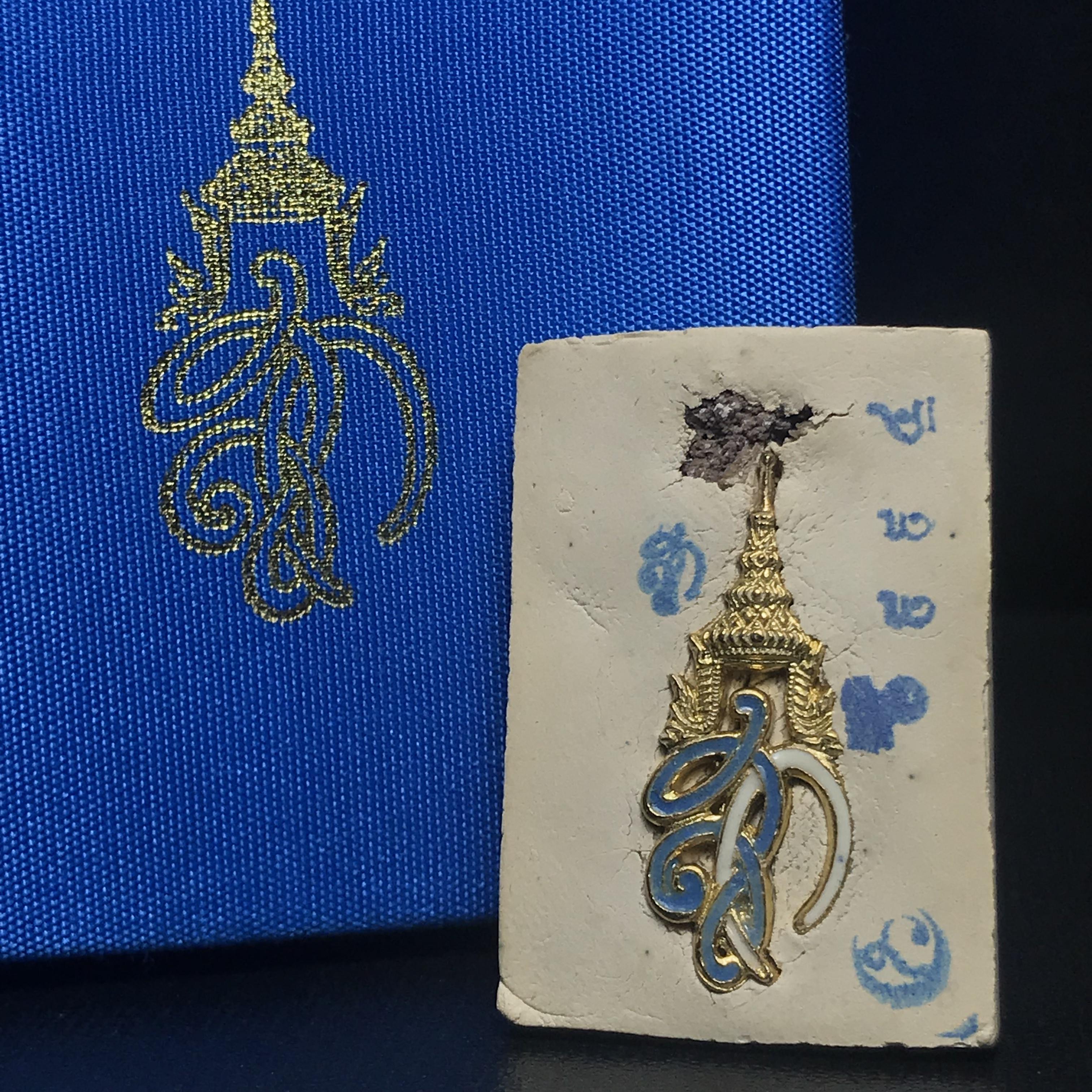 หลวงพ่อทวด รุ่น สก. วัดห้วยมงคล พิมพ์สี่เหลี่ยมใหญ่ หลังฝังชิ้นเนื้อบางขุนพรม กรรมการสามโค๊ต(ตอกเลข) เนื้อขาวผสมผงเก่าบางขุนพรหม รุ่น2(1ใน 999องค์)