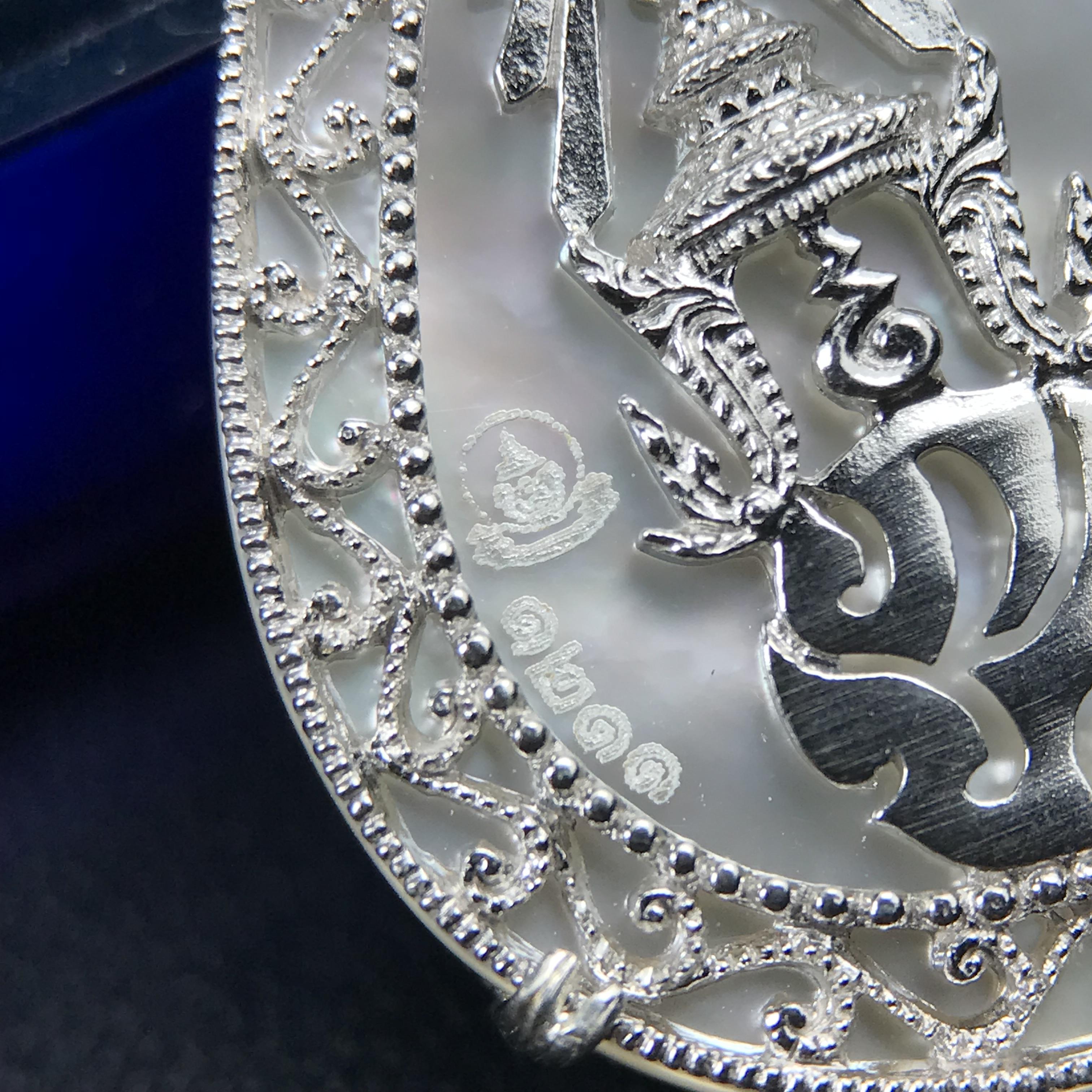 เหรียญพระพุทธชินราช ภปร. โครงการ เพราะแผ่นดินนี้คือแผ่นดินเกิด ปี 2551 รูปหยดน้ำ เนื้อเงินชุบทองคำขาว(ล้อมด้วยกรอบเงินชุบทองคำขาวสลักเสลาเป็นลวดลายละเอียดอ่อน ส่วนพื้นองค์พระเป็นเปลือกหอยมุขสวยงดงาม )(ขนาด 21 x 29 มม.) (สวยงามหายาก)1ใน5000องค์