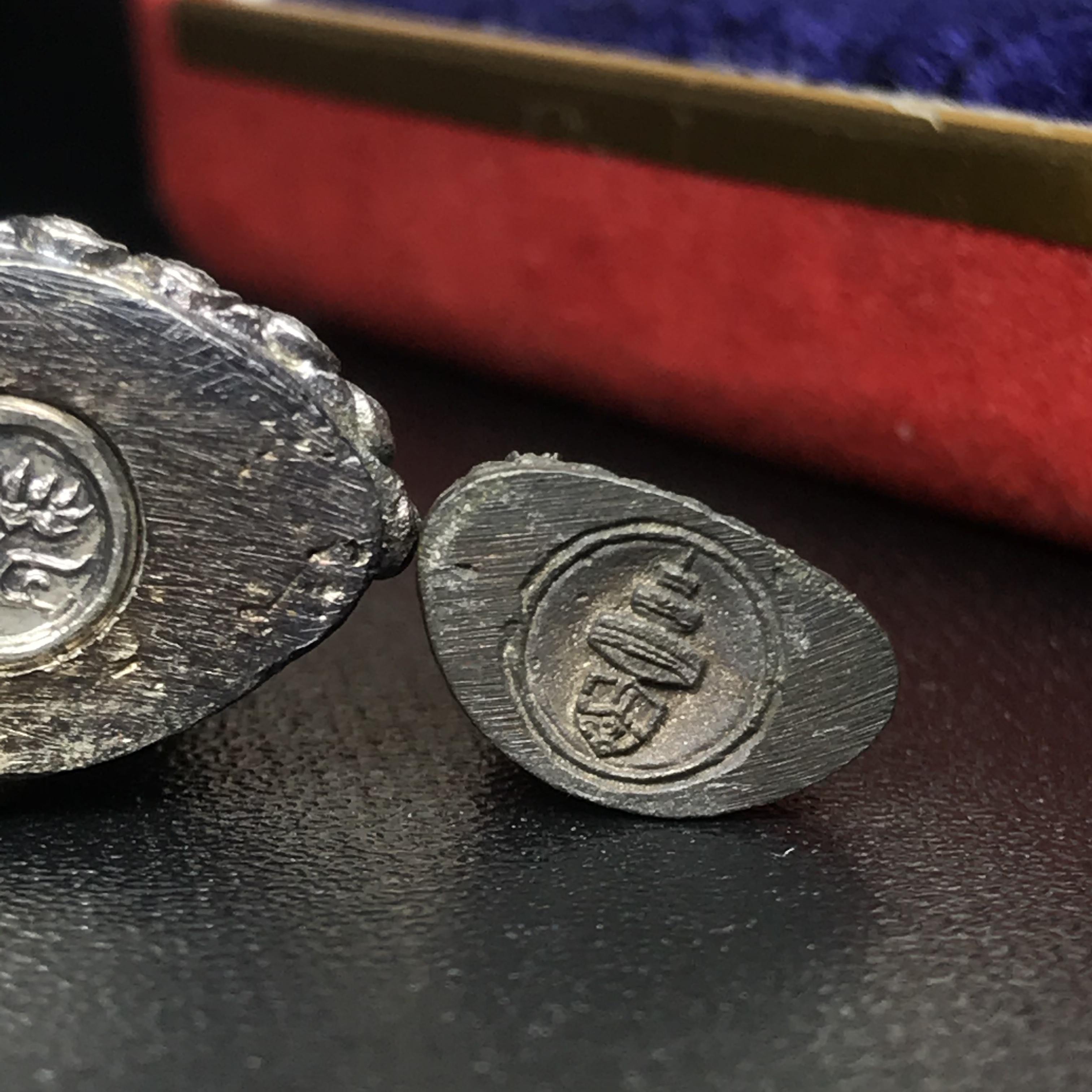 พระกริ่งฉลองพระชนมายุครบ 7 รอบ 84 พรรษา สมเด็จพระสังฆราช(วาสน์) วัดราชบพิธ พ.ศ.2525 เนื้อเงิน สภาพสวยมาก ในกล่องชุดพิเศษกรรมการ พร้อมพระชัยวัฒน์ เนื้อนวโลหะ ครบชุดสมบูรณ์(หายาก)