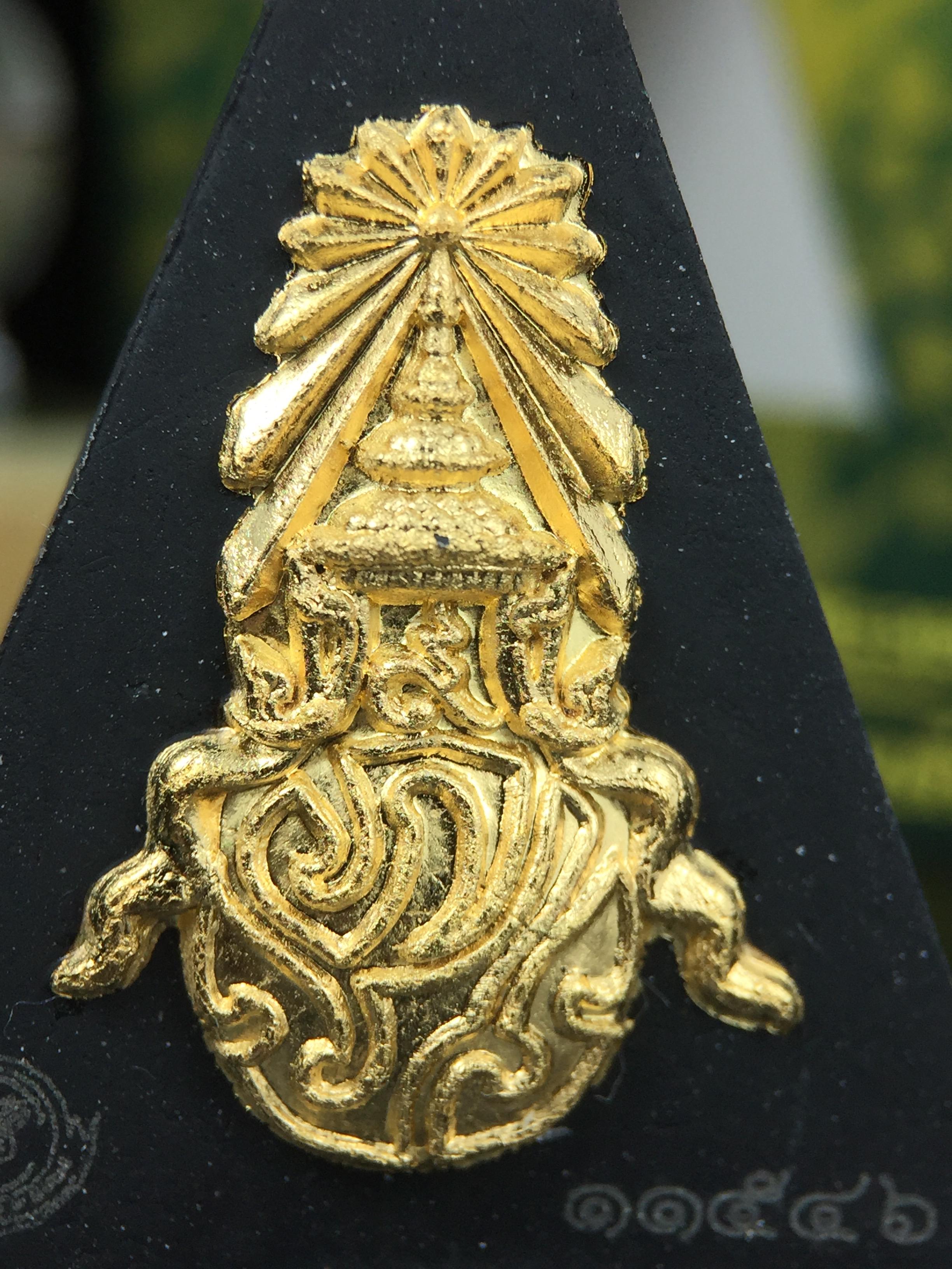 พระพุทธชินราช(จำลอง)ภปร. 84พรรษา เนื้อผงปิดทองด้านหน้า หลัง ภ.ป.ร. ยิงทอง(พระราชทานมวลสาร จิตรลดาและเส้นพระเจ้า ร.9(เส้นผม))ทรงคุณค่าอีกหนึ่งรุ่นยอดนิยม