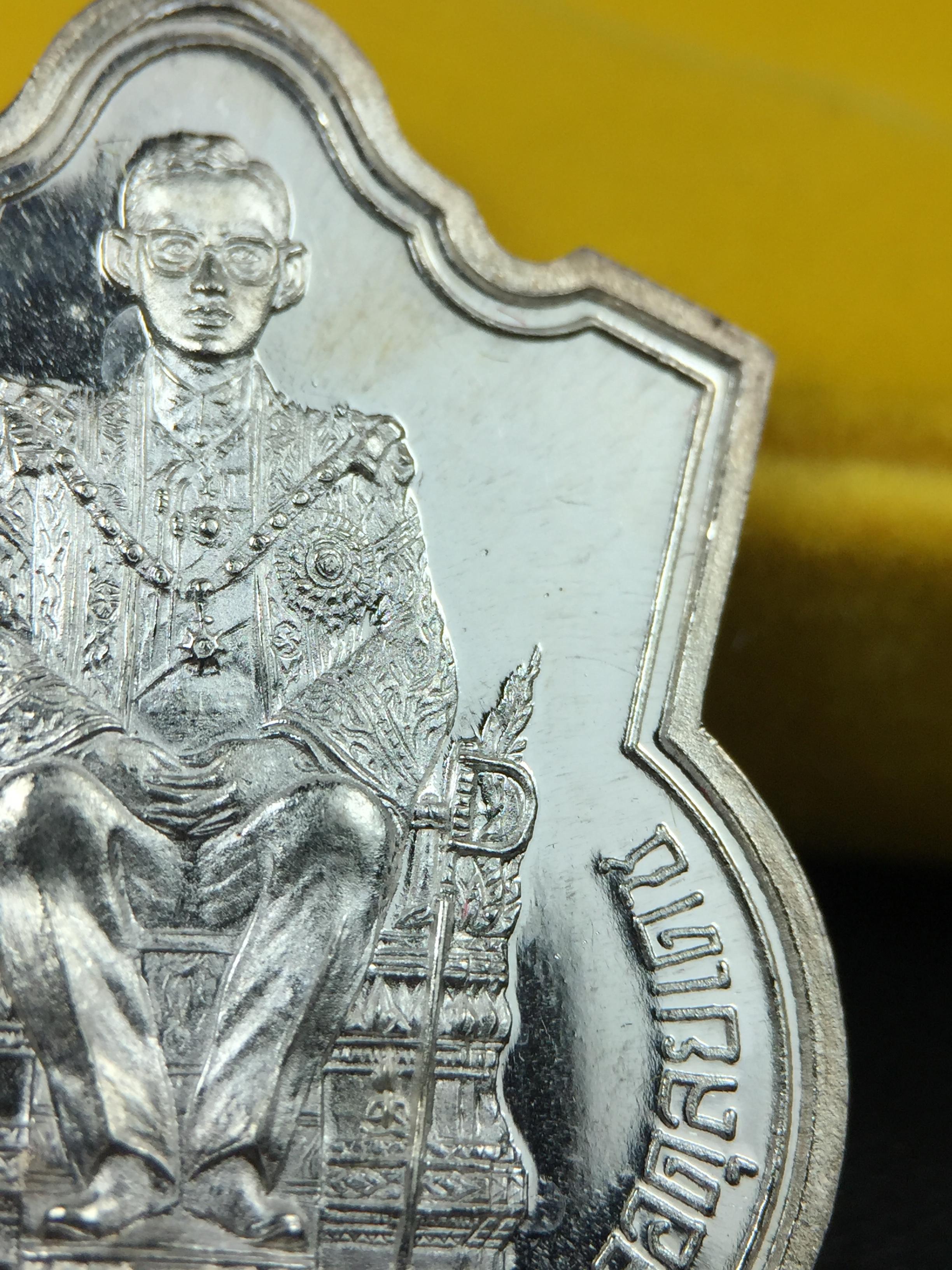 เหรียญพระบาทสมเด็จพระเจ้าอยู่หัว รัชกาลที่9ประทับนั่งบัลลังก์ กระทรวงมหาดไทยจัดสร้าง ปี2539 เนื้อเงินกล่องบรรจุเดิมสภาพสวย เนื้อเงินผิวกระจก สวยเดิม แบบนิยม หายาก