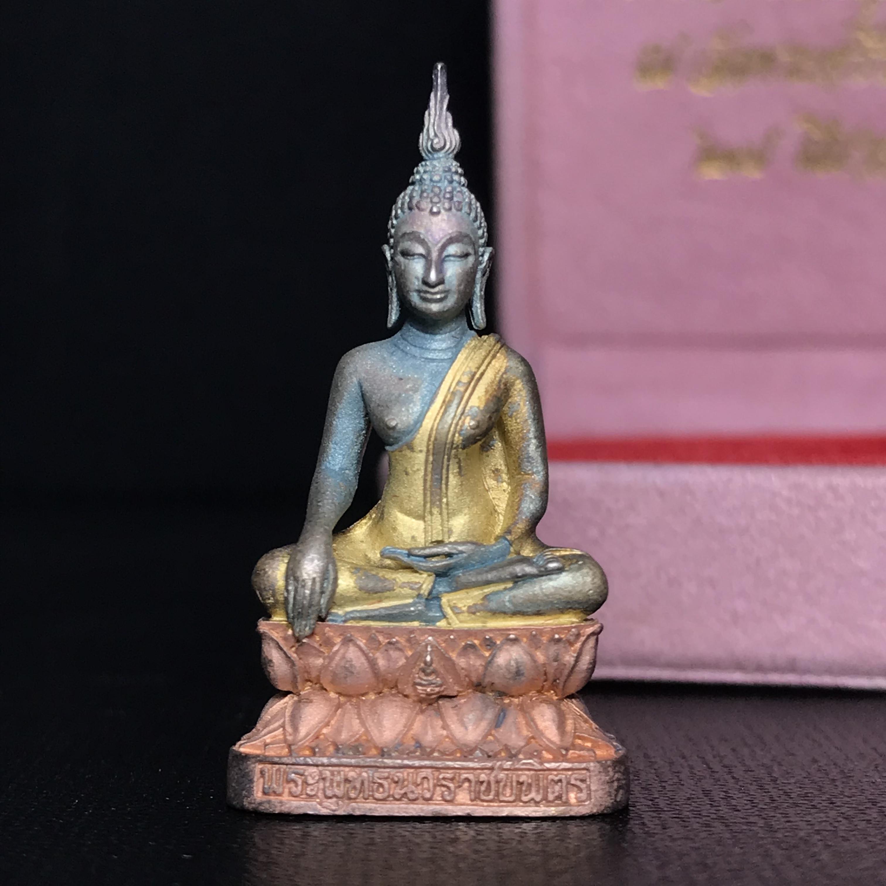 พระกริ่งพระพุทธนวราชบพิตร ครองสิริราชสมบัติครบ 50 ปี พ.ศ.2540 ชุดพระราชทาน(หายาก)เนื้อเงินสามกษัตริย์ผิวเดิมขึ้นสีรุ้งแบบนิยม