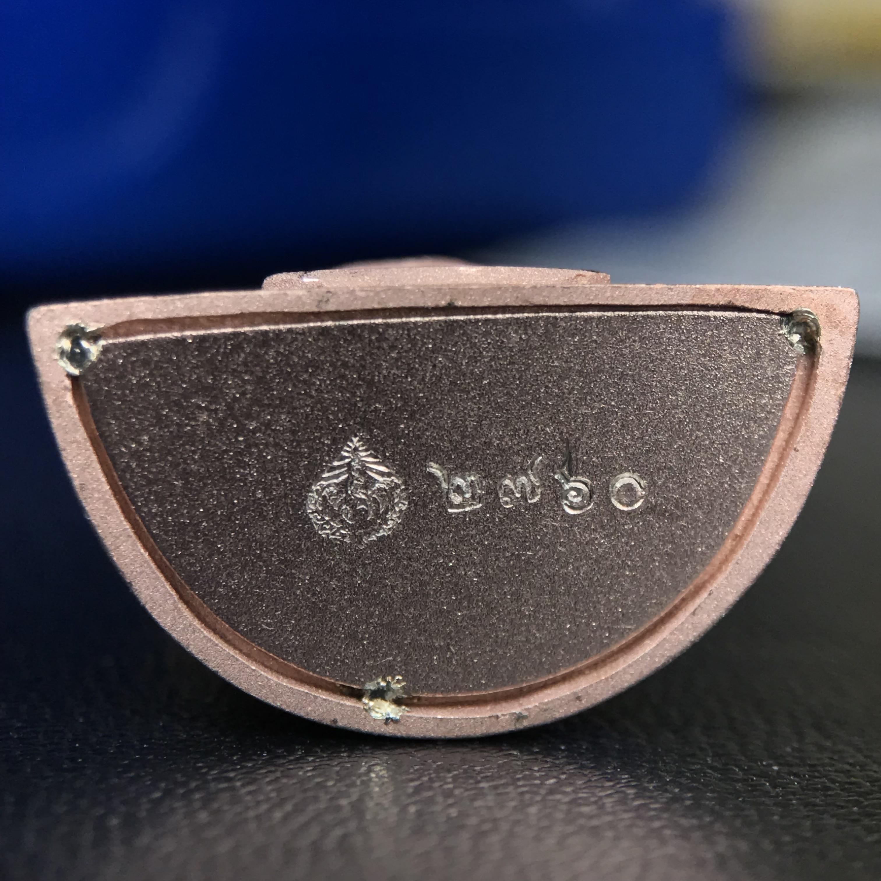 พระแก้วมรกต ทรงเครื่องฤดูร้อน พระราชทานประดิษฐานตราสัญลักษณ์ฉลองสิริราชสมบัติ ครบ 60 ปี ในหลวงรัชกาลที่ 9 พ.ศ.2549 เนื้อเงินสามกษัตริย์ลอยองค์พิมพ์ใหญ่ สูง 3.6 ซม. ขนาดหน้าตัก 1/2 นิ้ว (พิธีใหญ่มหาพุทธาภิเษก ณ พระอุโบสถวัดพระแก้ว เกจิอาจารย์ 108 รูป )