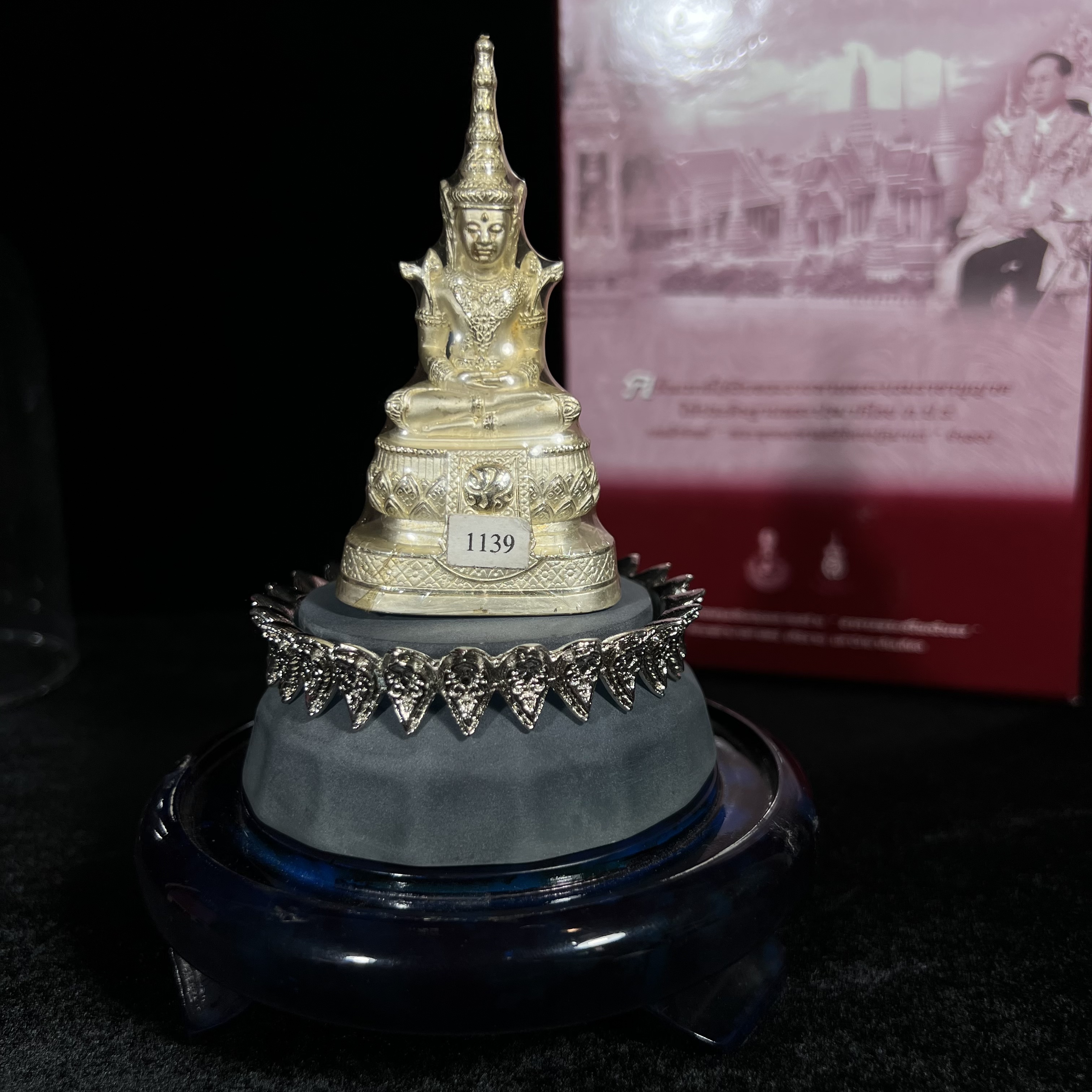 พระแก้วมรกต ภปร.(รุ่นแรก) ปี2545 รุ่นฉลองกรุงรัตนโกสินทร์ครบ 220 ปี หล่อลอยองค์ เนื้อเงินบริสุทธิ์99.9% ขนาดบูชา 50*90 มม. พร้อมฐานวางครอบแก้วเดิมกล่องบรรจุเดิมครบสมบูรณ์(สวยงามและหายากมาก)(1ใน3000องค์)