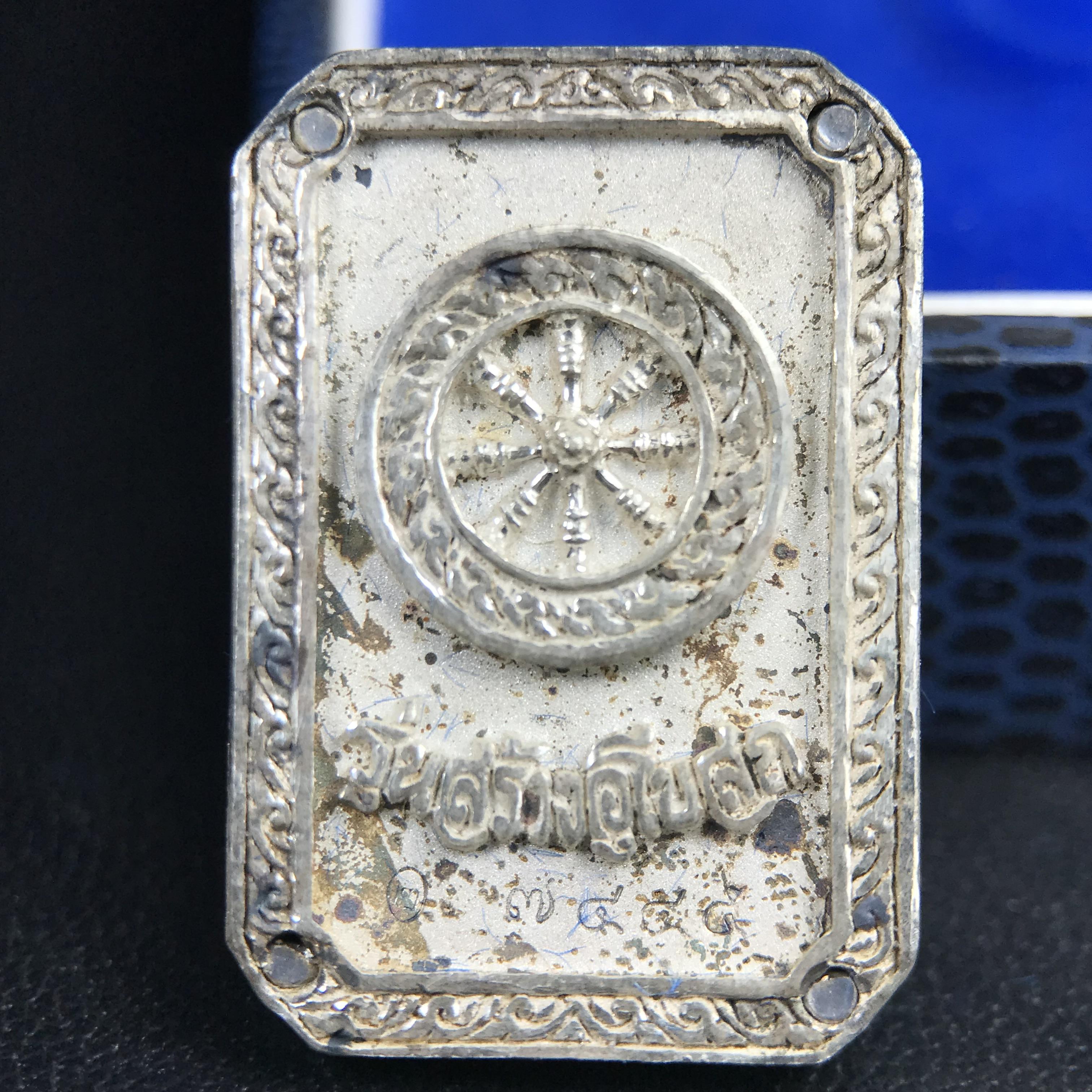 พระพุทธโสธร(หลวงพ่อโสธร) รุ่นสร้างอุโบสถ พิธีมหาพุทธาภิเษก ณ พระอุโบสถวัดโสธรวรารามวรวิหาร ปี 2539 เนื้อเงินทรายนวลขัดเงาบางส่วน พิมพ์แปดเหลี่ยม(หายากสร้างน้อย)กล่องบรรจุเดิมครบสมบูรณ์สวยงดงาม(เนื้อเงินผิวเดิมรุ้งสวยสวย องค์หมายเลขสวย ๗๔๔๕)