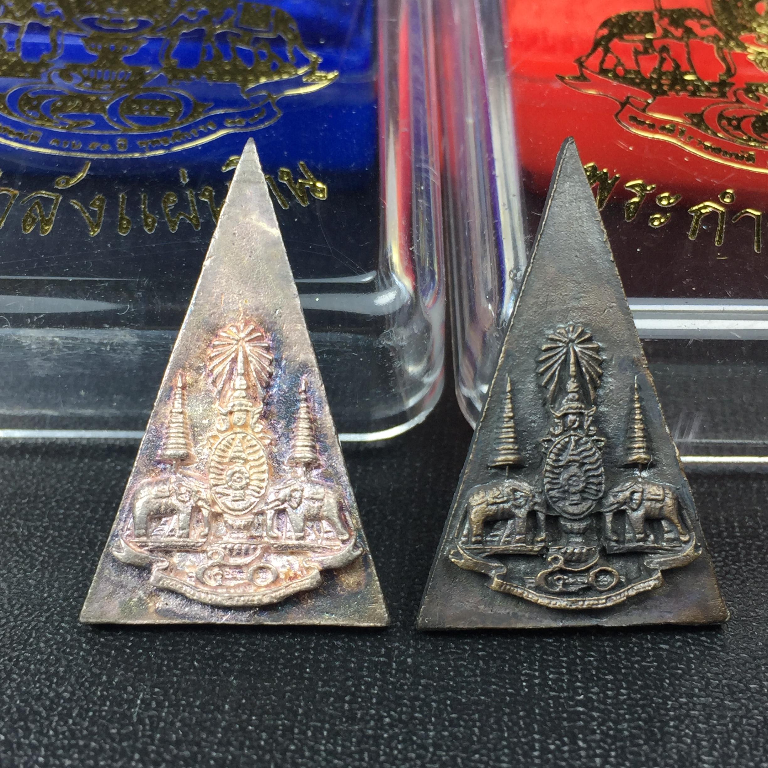 พระกำลังแผ่นดิน (สมเด็จจิตรลดา2) จัดสร้างเฉลิมพระเกียรติ ร.9 ครองราชย์ 50 ปี 2539 เนื้อเงิน+เนื้อนวโลหะ(สร้างน้อยหายาก)พร้อมกล่องบรรจุเดิมครบสมบูรณ์ยุคแรก(1ใน2539องค์)