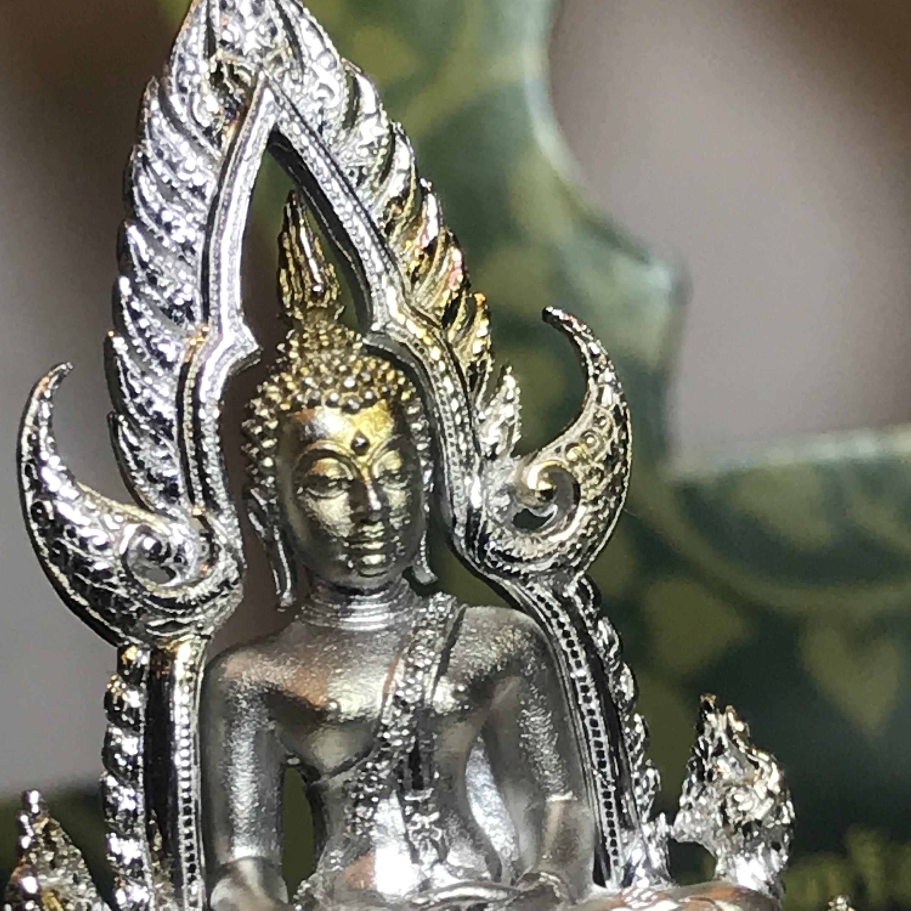 พระพุทธชินราช(จำลอง) ภปร. 84 พรรษา เนื้อเงินชุบทองคำขาว พิมพ์กลางขนาดหน้าตัก 1/2 นิ้ว(1ใน5000องค์) )(พระราชทานมวลสาร จิตรลดาและเส้นพระเจ้า(เส้นผม)รัชกาลที่9)