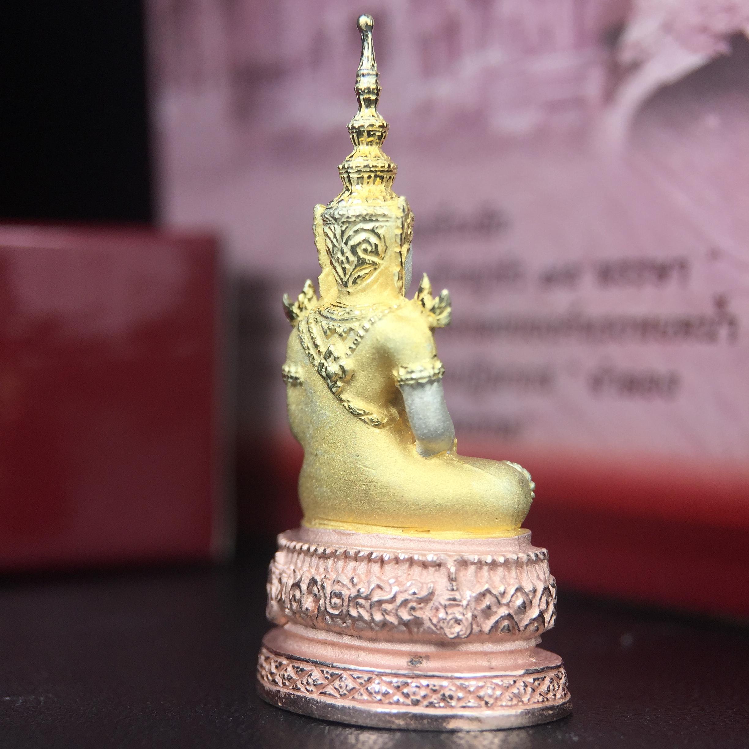 พระแก้วมรกต ภปร.(รุ่นแรก) ปี2545 รุ่นฉลองกรุงรัตนโกสินทร์ครบ 220 ปี พิมพ์ลอยองค์ใหญ่ เนื้อเงินบริสุทธิ์ 92.5% (สามกษัตริย์) ขนาด 19*35 มม. พร้อมกล่องบรรจุเดิม สวยครบสมบูรณ์