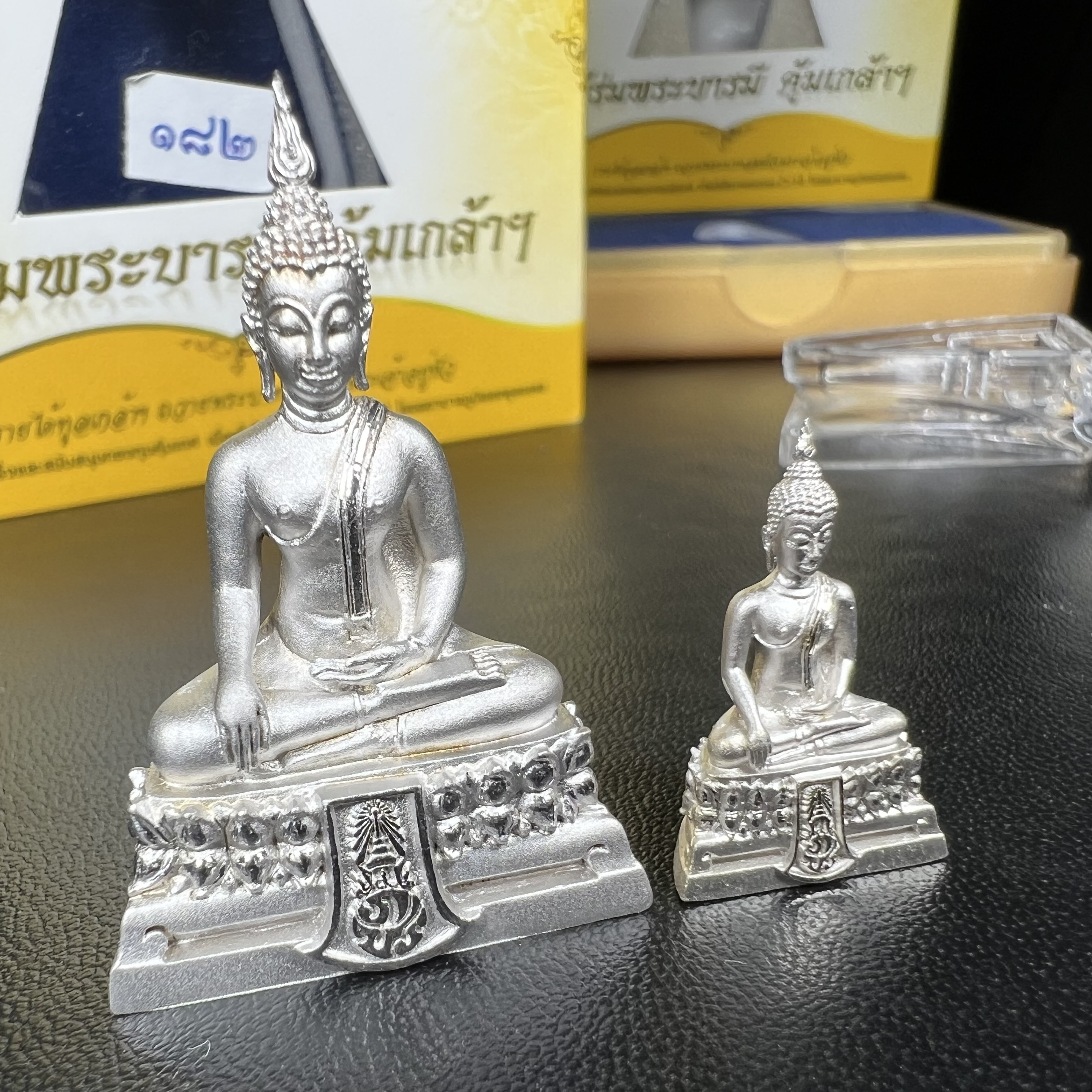 พระพุทธรูปคุ้มเกล้าฯ ภปร.(ใต้ร่มพระบารมี คุ้มเกล้า) 60ปี รพ.ภูมิพลฯ พ.ศ.2552 เนื้อเงิน ชุบทองคำขาว(ลอยองค์พิมพ์ ใหญ่+เล็ก)(1ชุด 2 พิมพ์ ครบทุกแบบที่จัดสร้าง)1 ใน 5000 ชุด ครบชุดหายาก