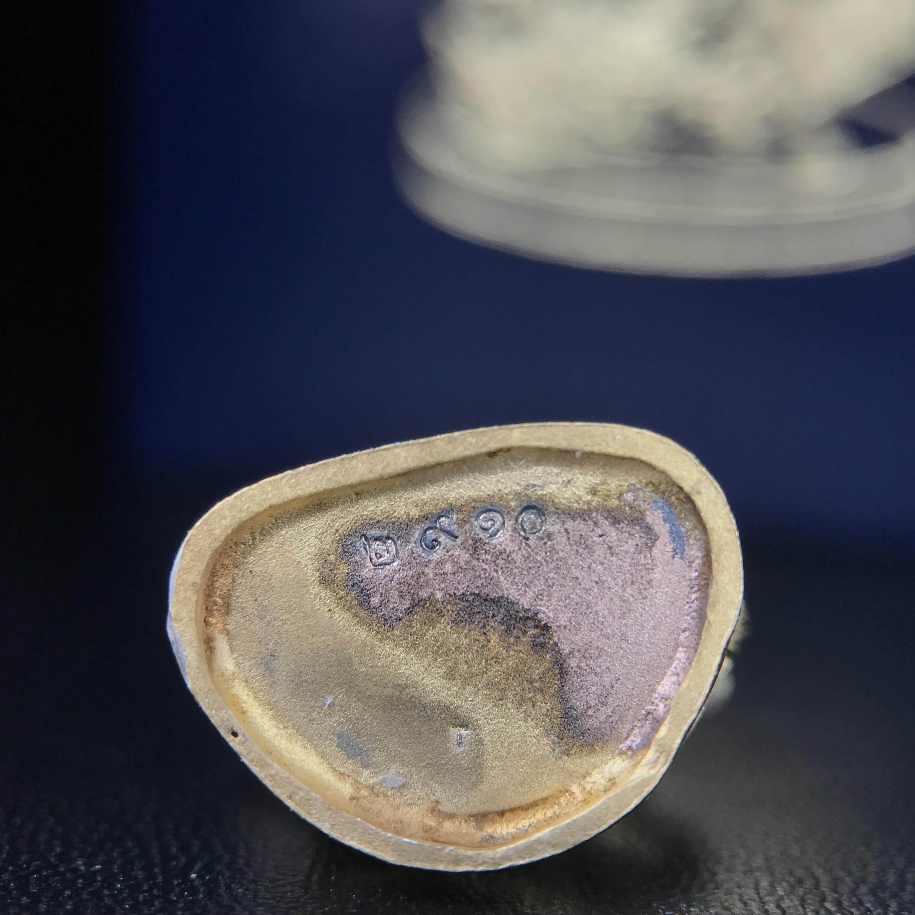 พระพิฆเนศ เทวสถานโบสถ์พราหมณ์ ปี 2539 รูปหล่อลอยองค์พระพิฆเณศวร เนื้อเงินสามกษัตริย์ ฝังพลอยน้ำเงิน(พ่นทรายขัดเงาบางส่วน) พิมพ์ใหญ่ขนาดประมาณ 1.8 * 2.5 ซม. ผลิตโดย บ.แพรนด้า จิวเวลรี่( พิธีใหญ่ พุทธศิลป์งดงาม)อีกหนึ่งรุ่นยอดนิยม (1 ใน 4999 องค์)หายาก