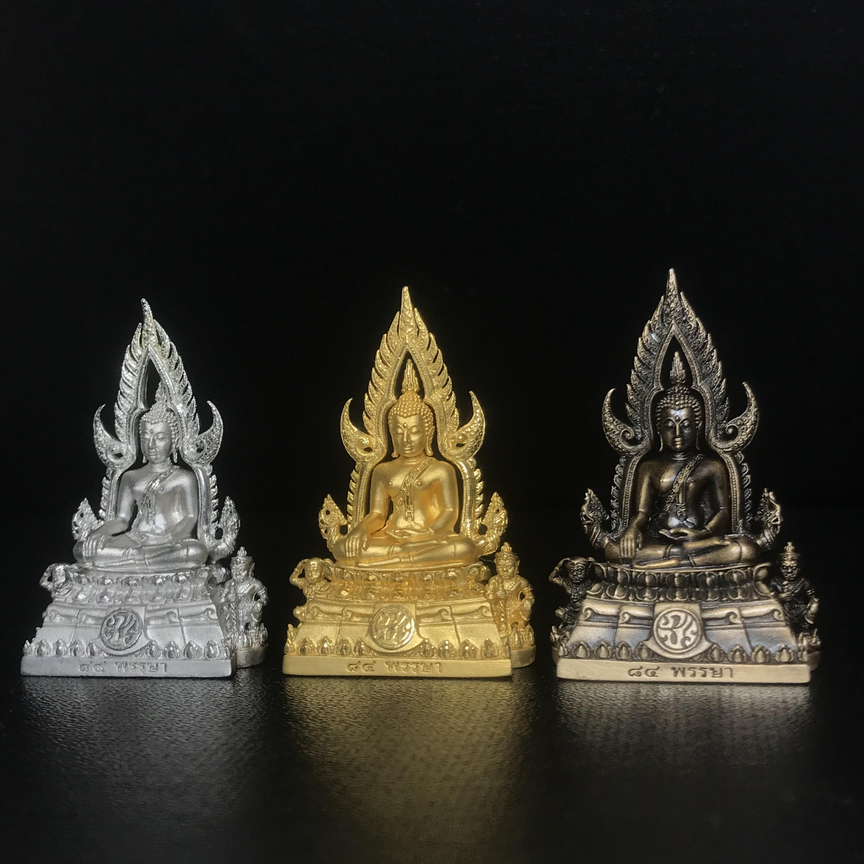 พระพุทธชินราช(จำลอง) ภปร. 84 พรรษา พิมพ์กลางขนาดหน้าตัก 1/2 นิ้ว(ครบชุด3องค์ เนื้อทองคำ+เนื้อเงินชุบทองคำขาว+เนื้อบรอนซ์รมดำซาติน)(พระราชทานมวลสาร จิตรลดาและเส้นพระเจ้า(เส้นผม)รัชกาลที่9)