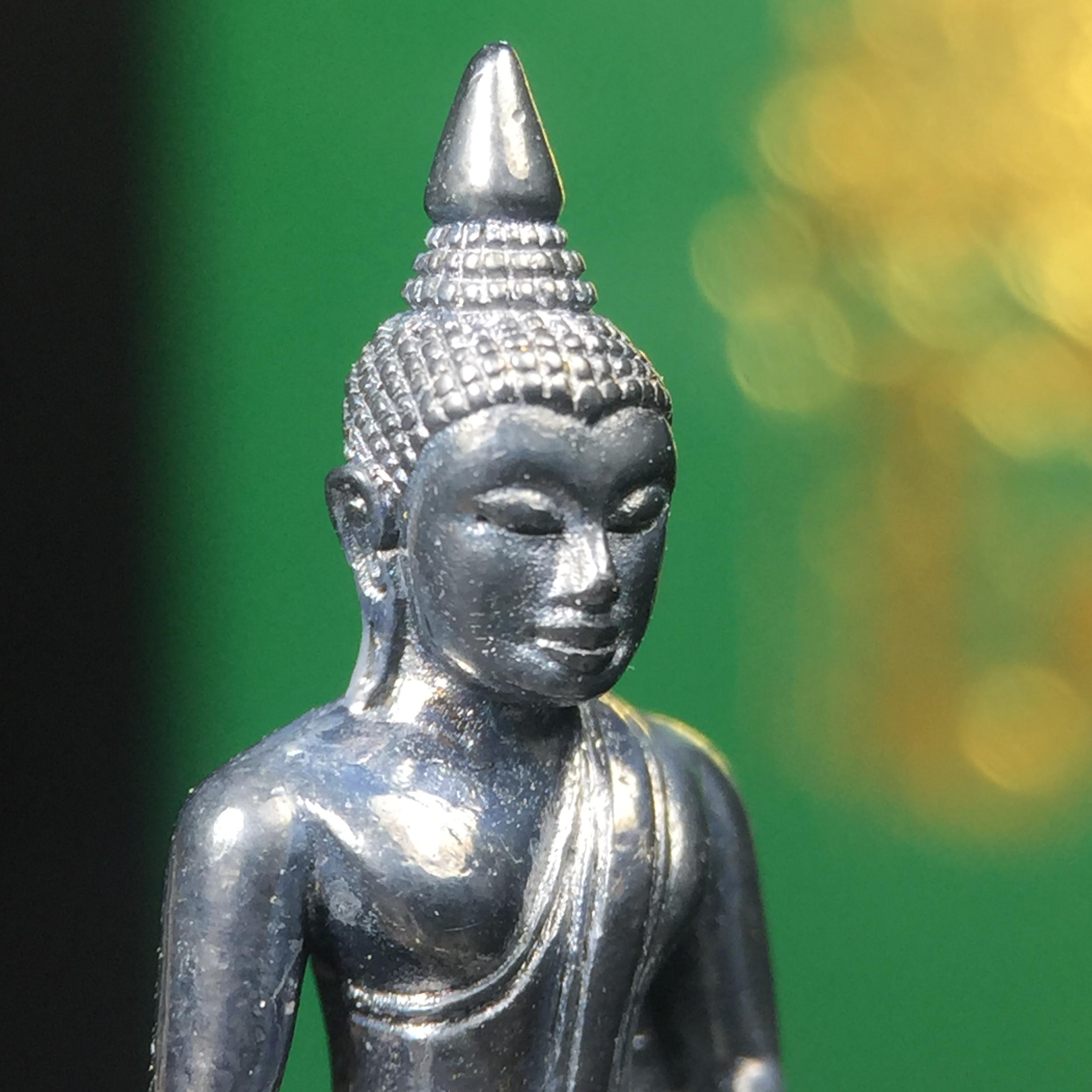 พระพุทธโสธร รุ่น กศก. 120 ปี เนื่องในโอกาสครบ 120 ปี กรมศุลกากร กระทรวงการคลัง จัดสร้าง ปี 2537 เนื้อเงินบริสุทธิ์ 99.9% ผิวขัดเงาลงดำ(งานบริษัท แพรนด้า จิวเวลรี่)สวยงดงาม ทรงคุณค่า