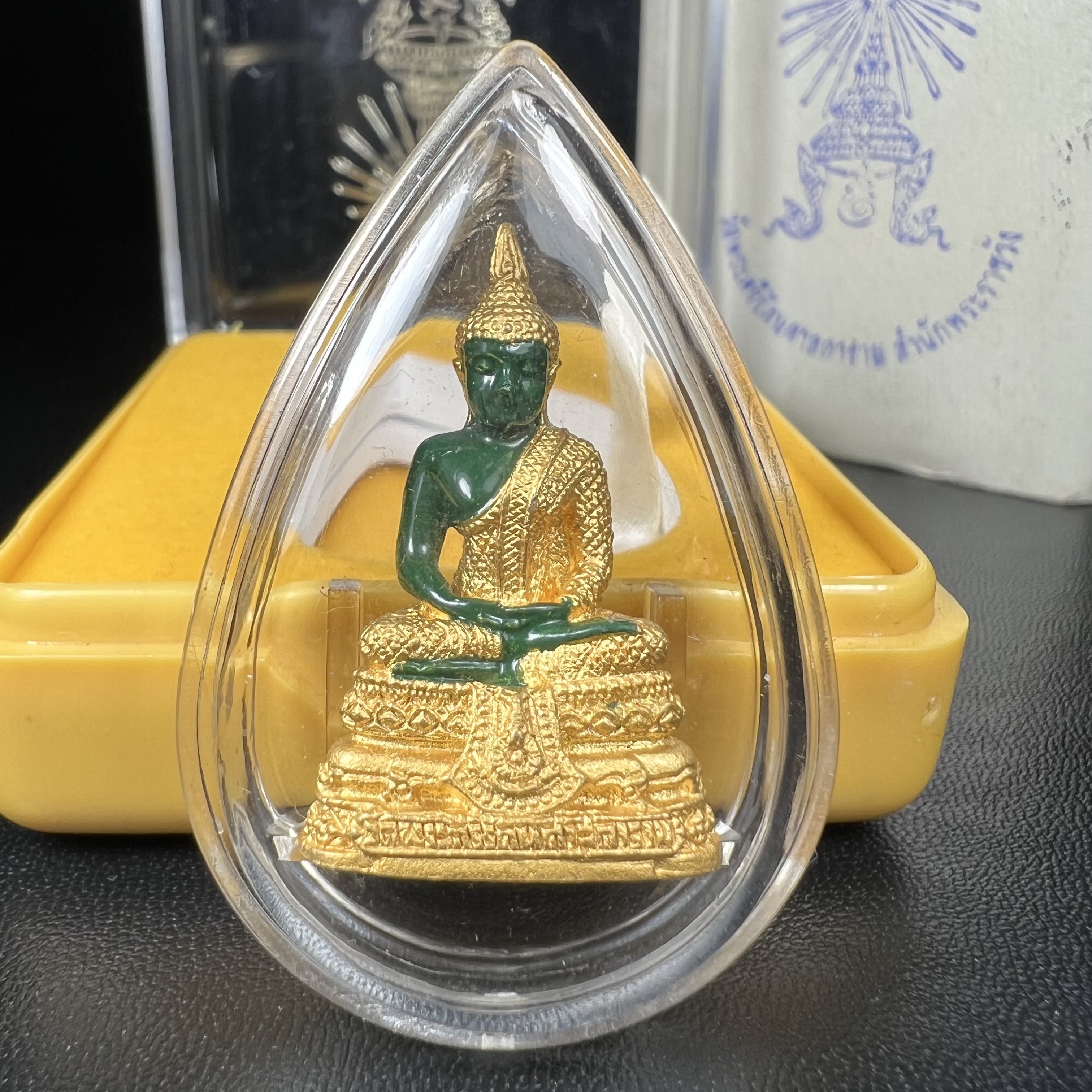 พระพุทธมหามณีรัตนปฏิมากร(พระแก้วมรกต) วัดพระศรีรัตนศาสดาราม สำนักพระราชวัง จัดสร้าง ฤดูฝน(บรรจุมวลสารใต้ฐาน)