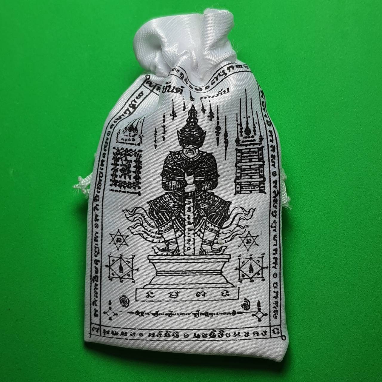 ของป้องกัน ถุงยันต์กันภัย108 ในถุงมี ท้าวเวสสุวรรณ ตะกรุดว่านกันภัย108 เบี้ยแก้บรรจุปรอท ป้องกันสิ่งที่มองไม่เห็น