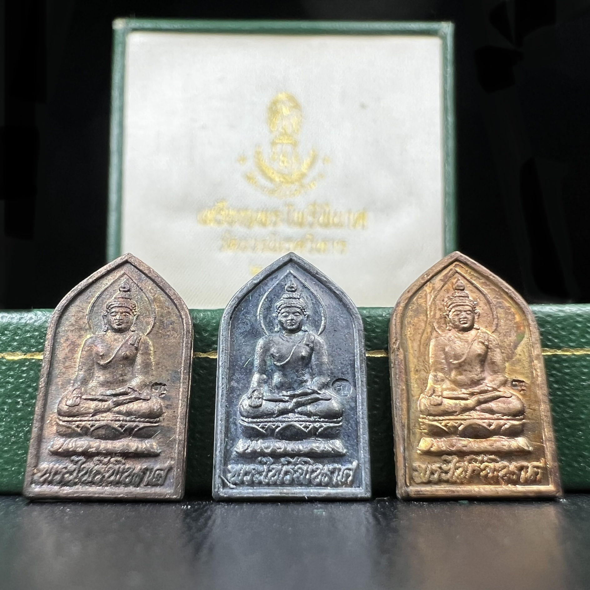 เหรียญพระไพรีพินาศ วัดบวรนิเวศราชวรวิหาร ปี2534 พิมพ์ห้าเหลี่ยม(เนื้อนวโลหะ-เนื้อเงิน-เนื้อทองแดง)(พระชุดหลักสายสมเด็จพระญาณสังวร สมเด็จพระสังฆราชองค์ที่19) (หายากสภาพสวยกล่องเดิมครบสมบูรณ์) 1ใน 700 ชุด