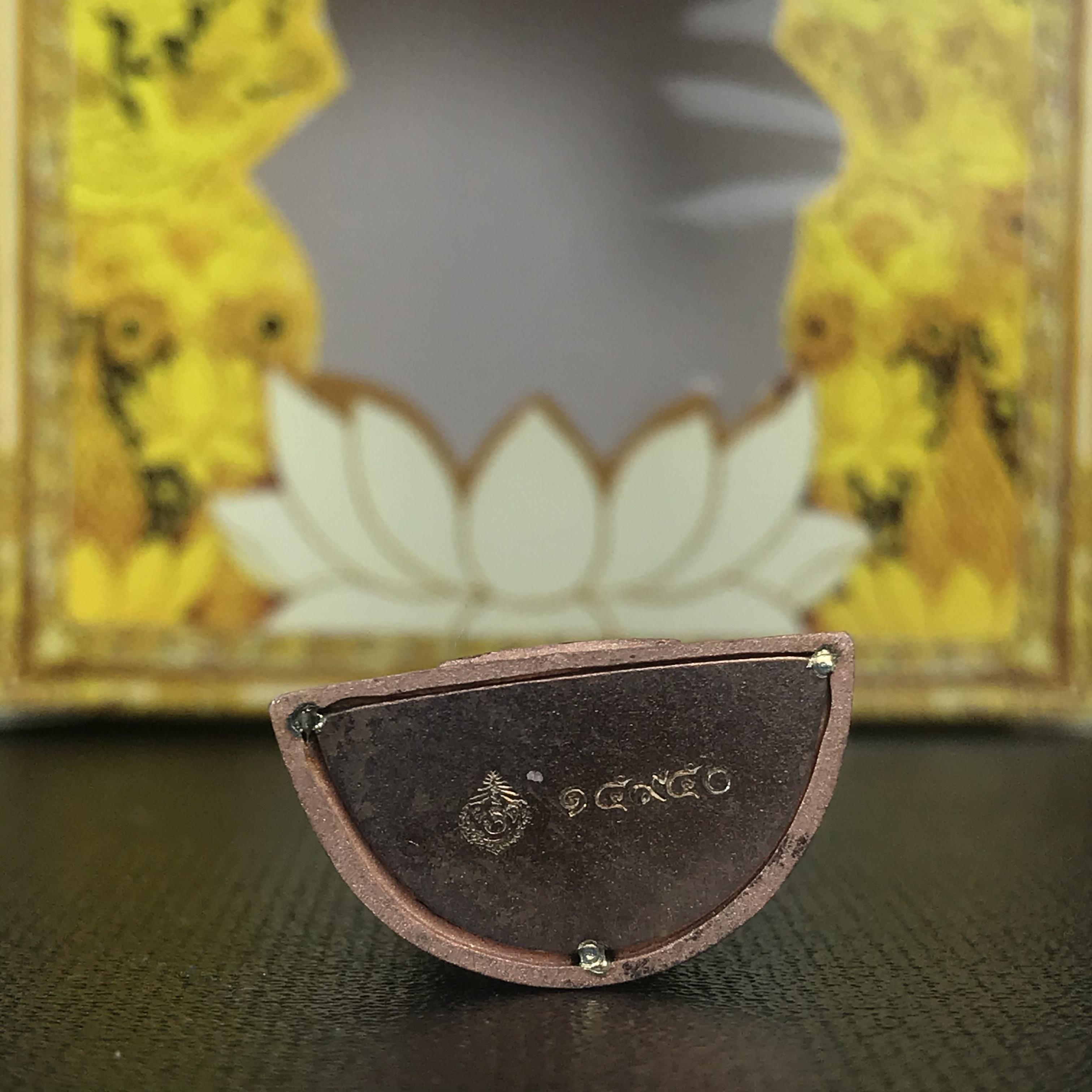 พระแก้วมรกต(จำลอง)ลอยองค์ ขนาดหน้าตัก 1/2 นิ้ว ทรงเครื่องฤดูร้อน เนื้อเงินสามกษัตริย์ ตราสัญลักษณ์ฉลองสิริราชสมบัติ ครบ 60 ปี พ.ศ.2549(สภาพสวย ครบ สมบูรณ์)