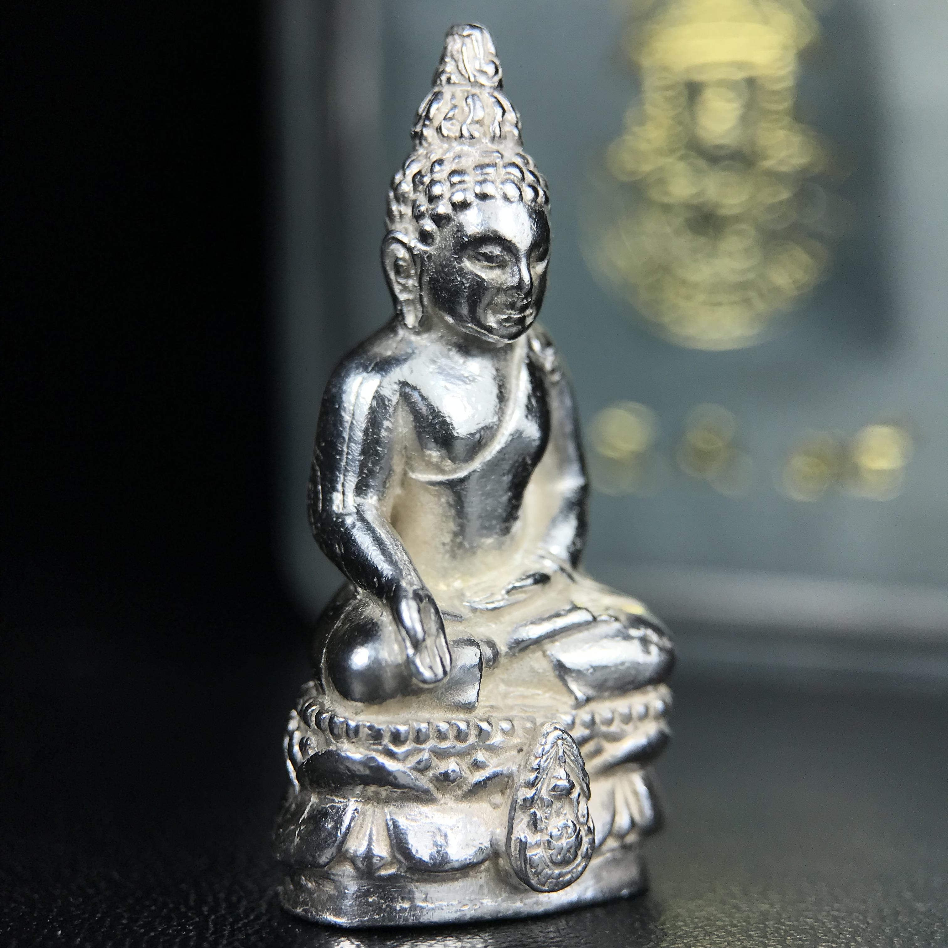 พระกริ่งไพรีพินาศ รุ่น ภปร. ราชวิทยาลัย ปี 2535 เนื้อเงิน(สภาพผิวขาวสวยใส)(ตอกโค้ดพระนามย่อ ญสส ใต้เศวตรฉัตร และ พระปรมาภิไธยย่อ ภปร.) ปลุกเสกโดยหลวงพ่อเปิ่น วัดบางพระและสมเด็จพระญาณสังวร สมเด็จพระสังฆราช วัดบวรนิเวศวิหาร(1 ใน 2535 องค์)