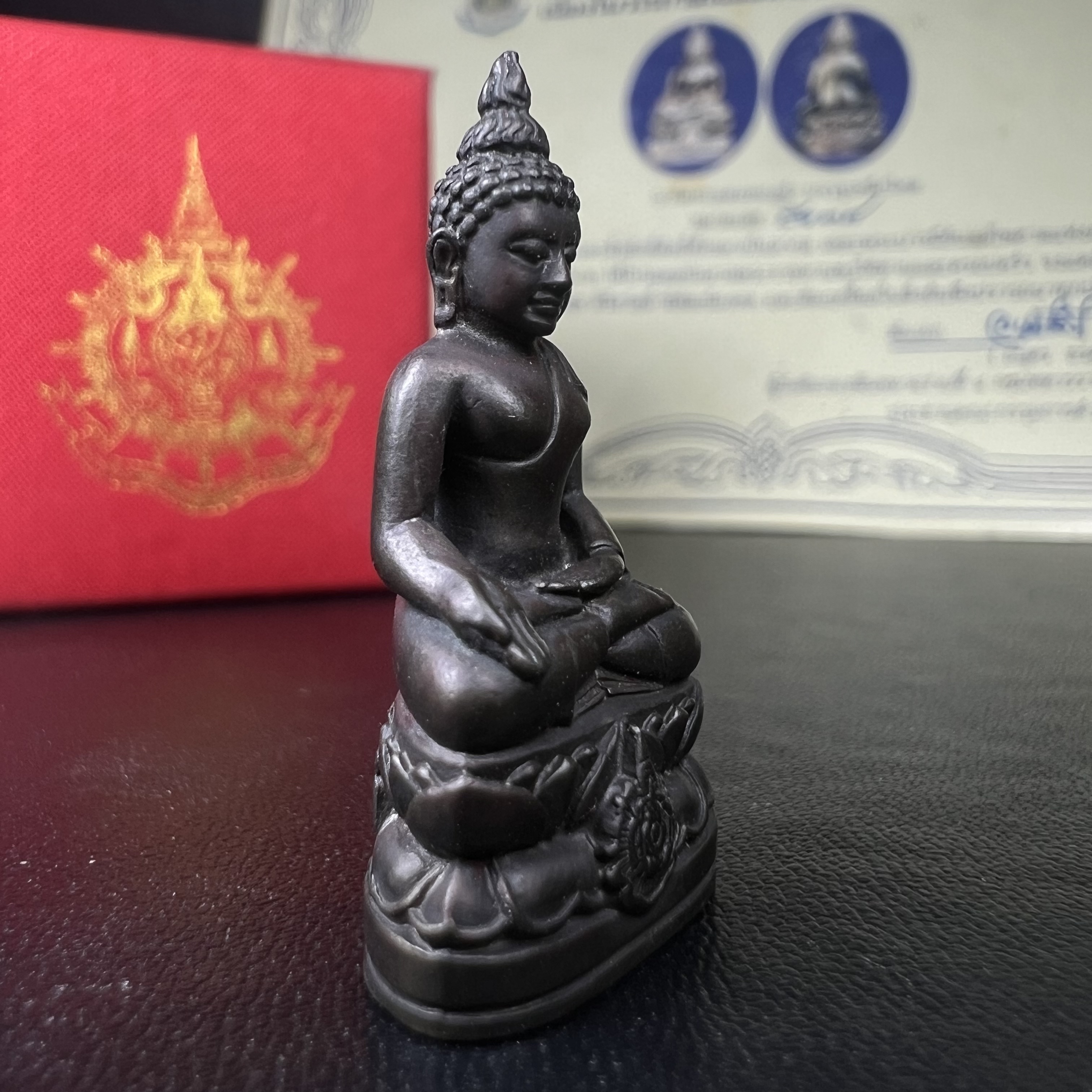 พระกริ่งไพรีพินาศ เฉลิมพระเกียรติ พระบาทสมเด็จพระเจ้าอยู่หัวรัชกาลที่9 พระชนมพรรษา 6 รอบ ปี2542 เนื้อนวโลหะผสมทองคำ(บรรจุเหล็กไหล)ดีนอก-ดีใน***องค์นี้สภาพสวยครบสมบูรณ์ มาพร้อมกล่องเดิมและใบรับรองจากผู้จัดสร้างแบบนี้หายากมาก***