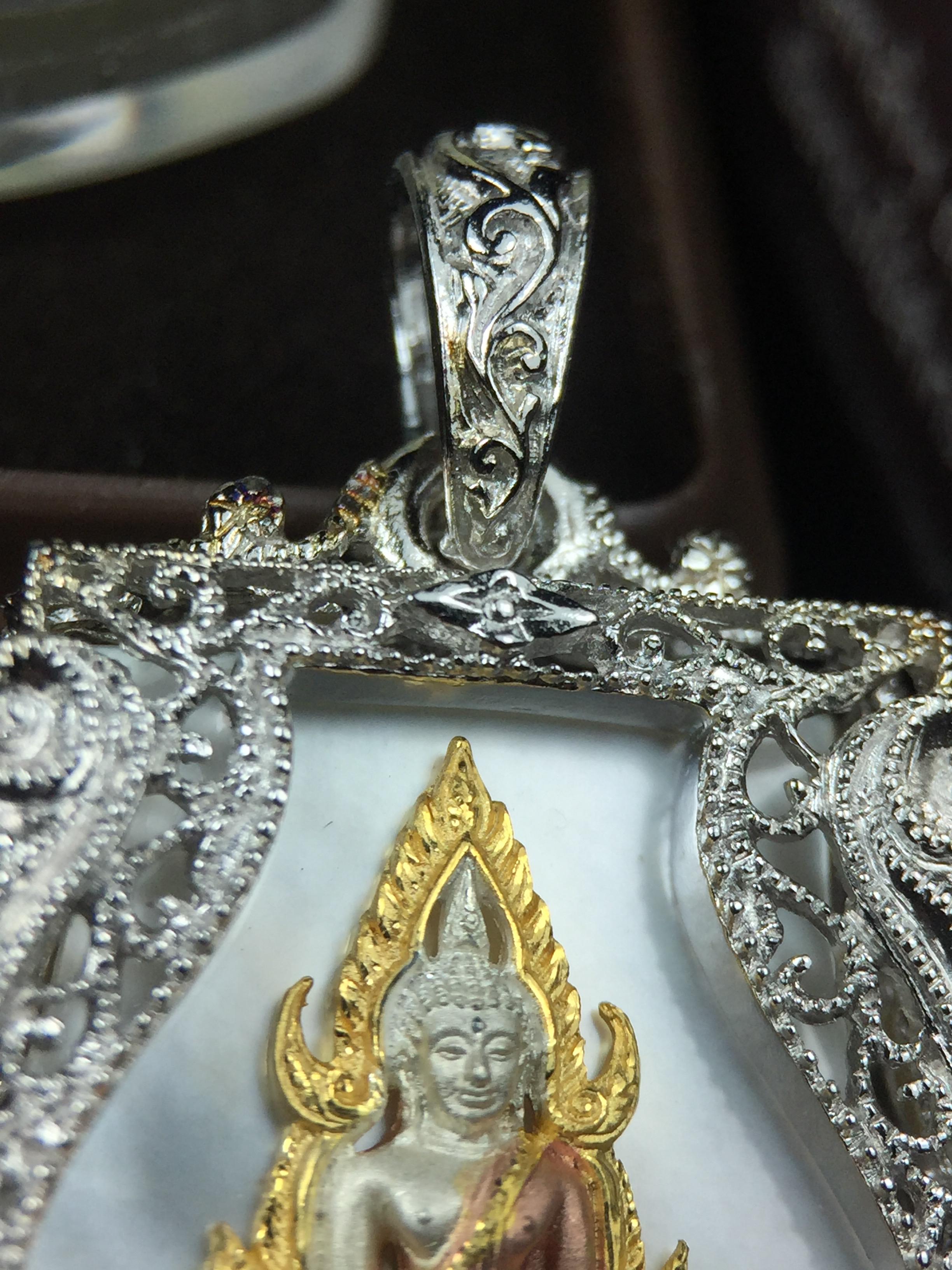 พระพุทธชินราช ภปร. โครงการ "เพราะแผ่นดินนี้ คือ แผ่นดินเกิด" ปี2548(รุ่นแรก) เหรียญทรงเสมา ขนาด 21 x 29 มม.เนื้อเงินสามกษัตริย์ องค์พระชุบสามกษัตริย์ ล้อมด้วยกรอบเงินชุบทองคำขาวสลักเสลาเป็นลวดลายละเอียดอ่อน ส่วนพื้นองค์พระเป็นเปลือกหอยมุขงดงาม