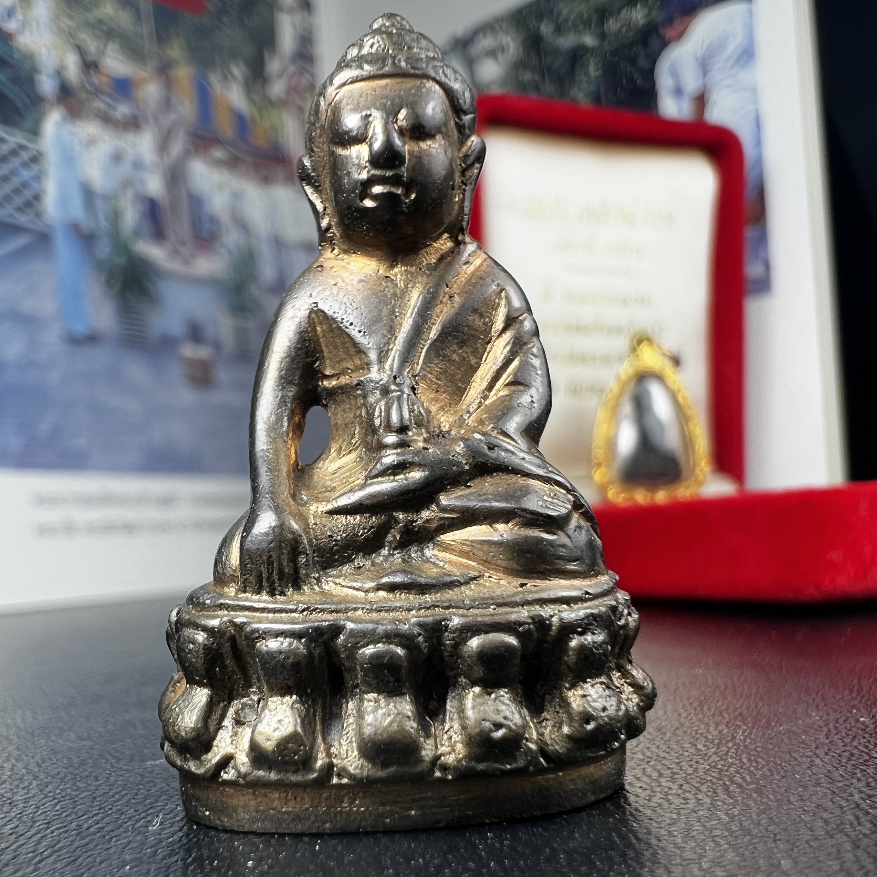 พระกริ่ง-พระชัยวัฒน์ ปวเรศ ปี2530 วัดบวรนิเวศราชวรวิหาร(องค์พระชัยวัฒน์เลี่ยมกรอบทองคำแท้)(ในหลวง ร.9 เสด็จเททอง)(บรรจุเส้นเกศาในหลวงรัชกาลที่9)พร้อมสูจิบัตรเดิมตอนจัดสร้าง(สภาพสวยครบสมบูรณ์) (องค์หน้าใหญ่)(องค์ทองทบ)แบบพิมพ์นิยมหายาก