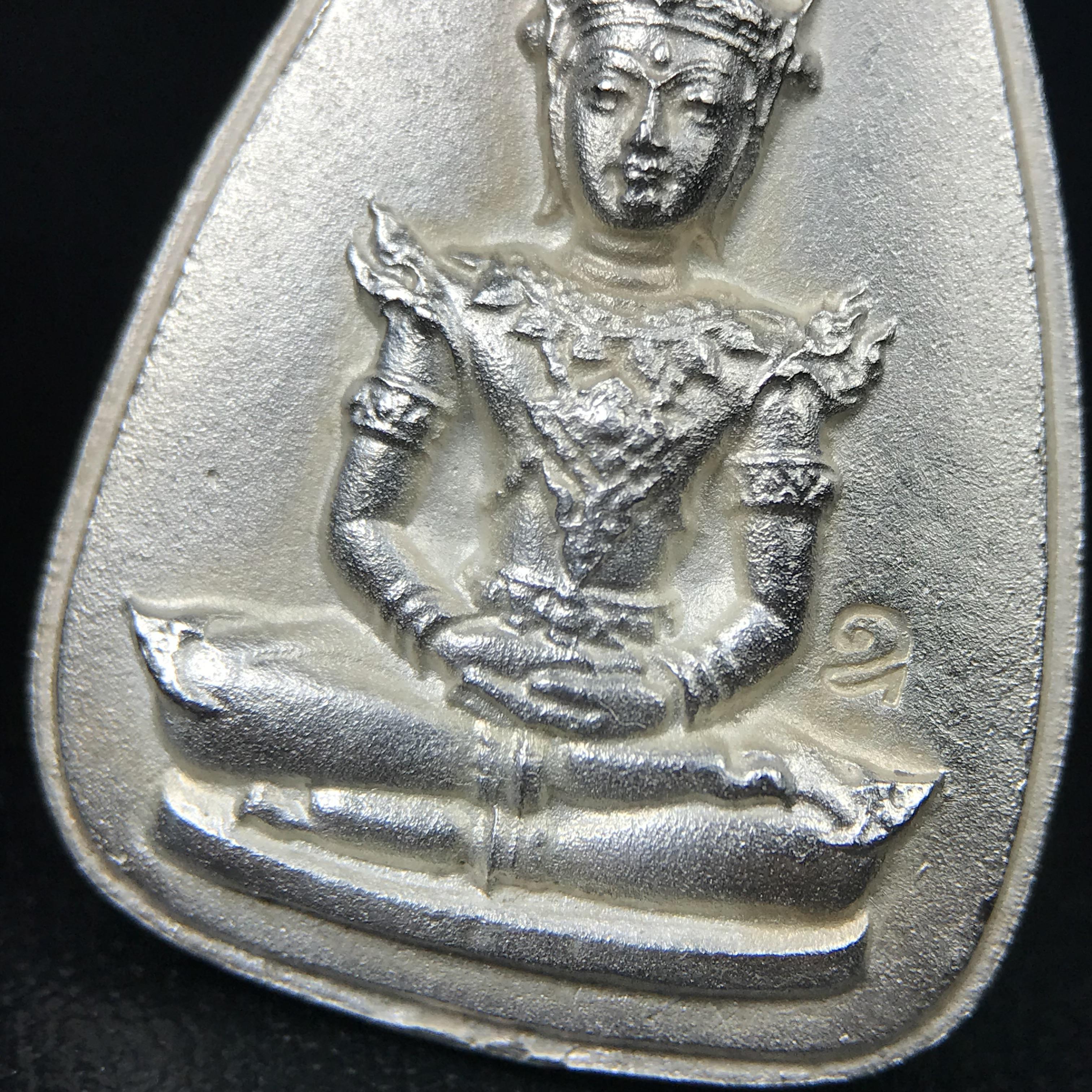 พระแก้วมรกต ญสส. สมเด็จพระญาณสังวร สมเด็จพระสังฆราช วัดบวรนิเวศวิหาร รุ่นมรดกไทย มรดกโลก พ.ศ.2536 จัดสร้างโดยมูลนิธิปริยัติศึกษา ในพระสังฆราชูปถัมภ์ เนื้อเงิน พิมพ์ใหญ่ขนาดสูง 3 ซ.ม. พร้อมกล่องบรรจุเดิมครบ