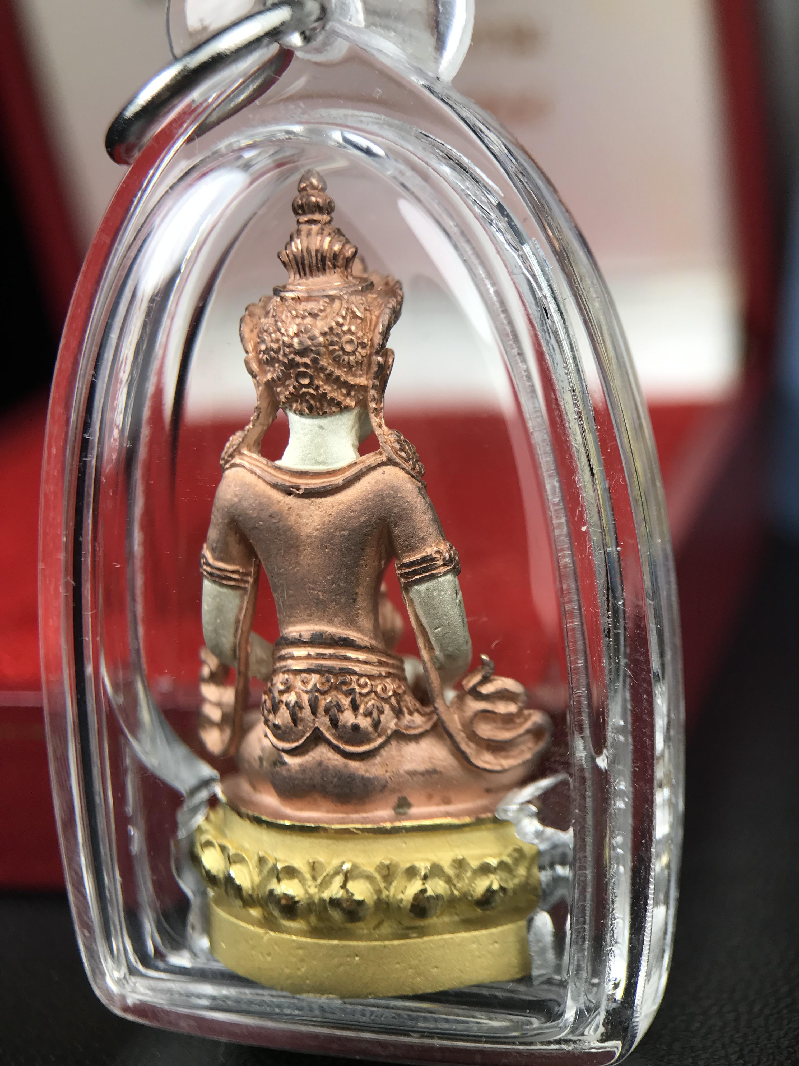 พระกริ่งอวโลกิเตศวร ( เจ้าแม่กวนอิม ) วัดโพธิ์แมนคุณาราม รุ่นอุดมโภคทรัพย์ พ.ศ.2539 เนื้อเงิน 3 กษัตริย์ พ่นทราย(ผิวเดิมสวย เลี่ยมกรอบกันน้ำพร้อมใช้บูชา) (พร้อมกล่องบรรจุการ์ดใบรับรองเดิมครบ) (อีกหนึ่งรุ่นยอดนิยม พุทธศิลป์สวยงดงาม)*ตอกโค๊ตและหมายเลข ๓๘๙๔*