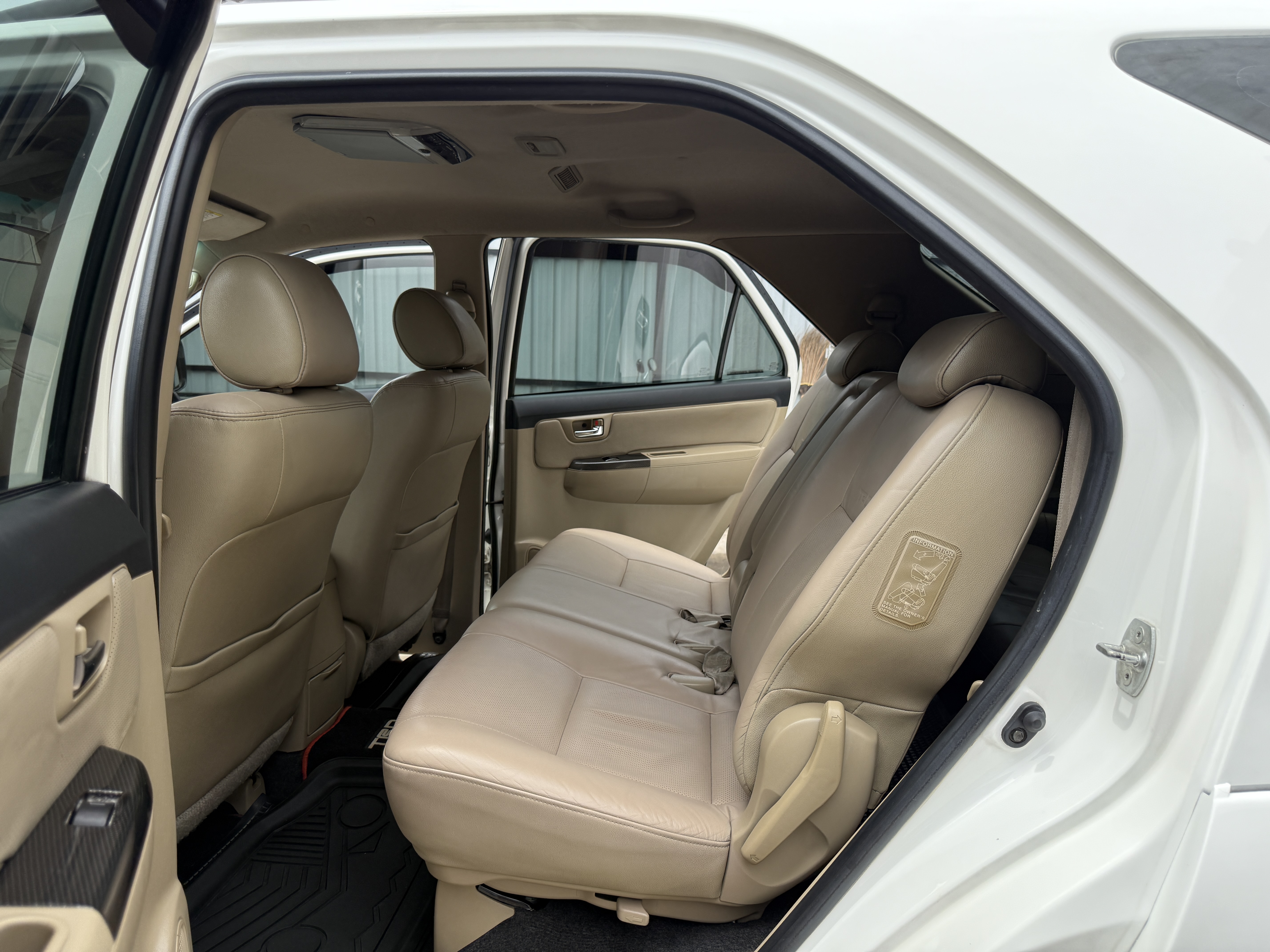 Toyota Fortuner 3.0 V 4WD TRD Sportivo At 2011 ขาว